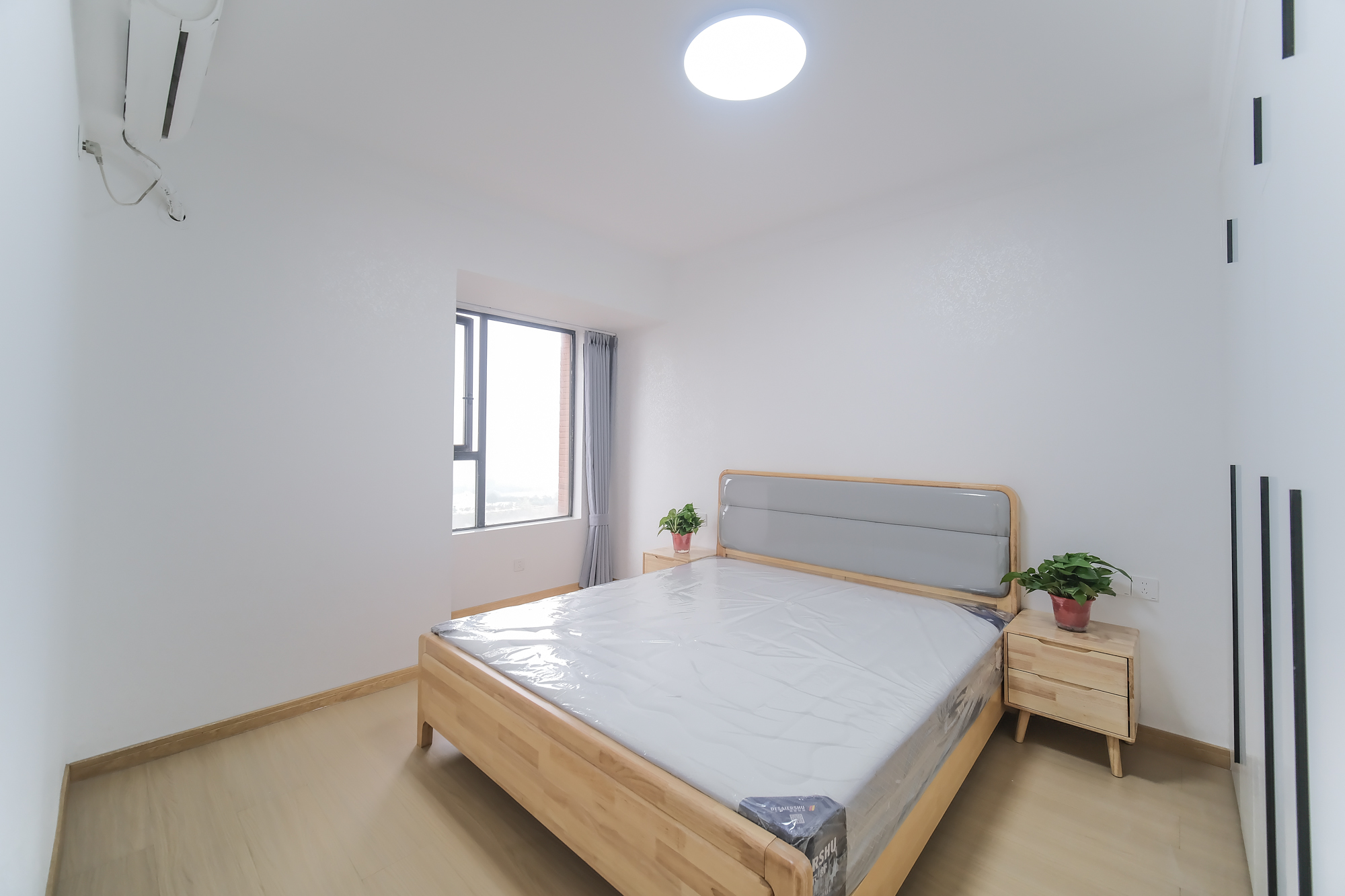 三一街区  3室2厅1卫   67.80万卧室