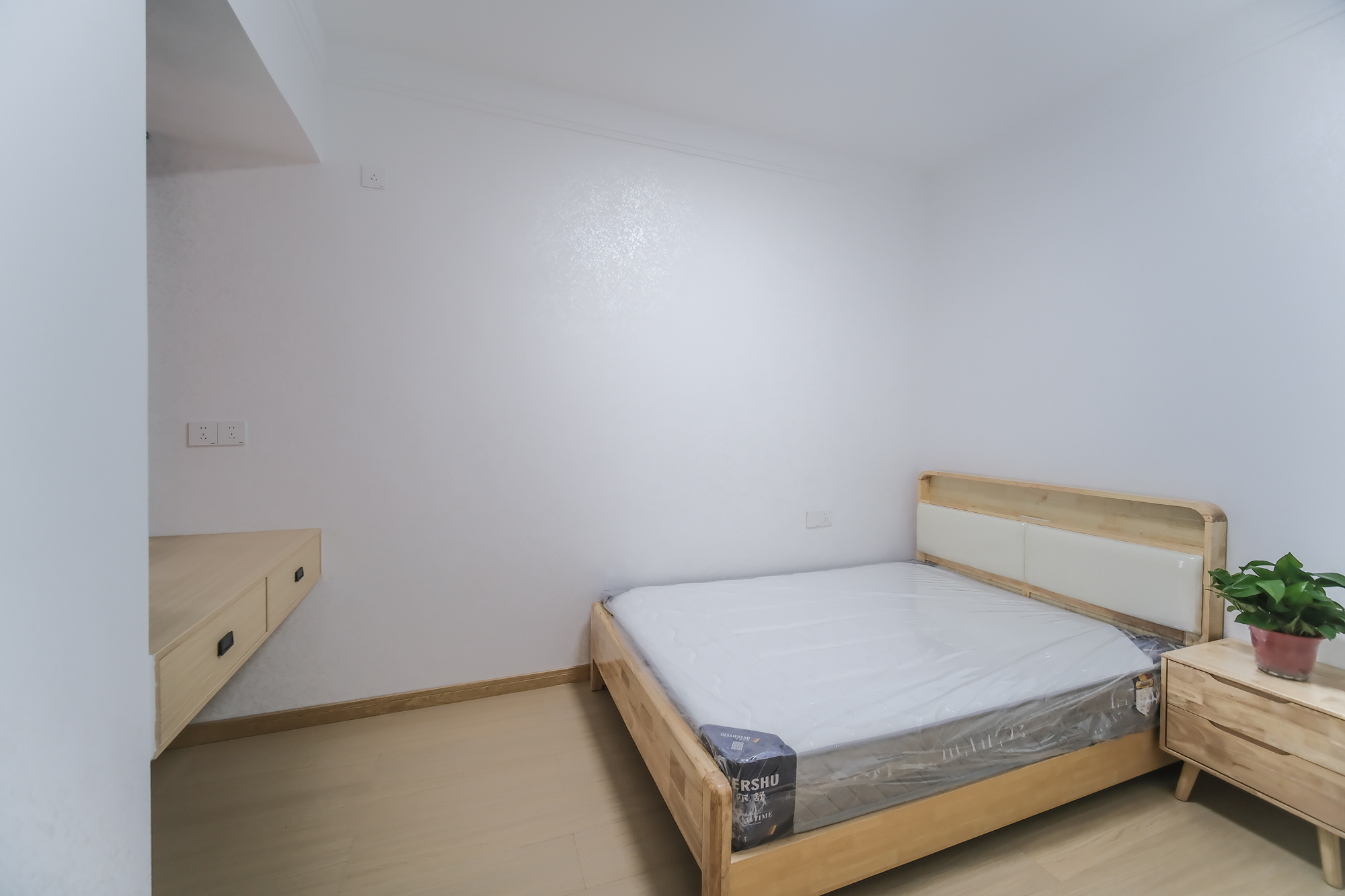 三一街区  3室2厅1卫   67.80万卧室