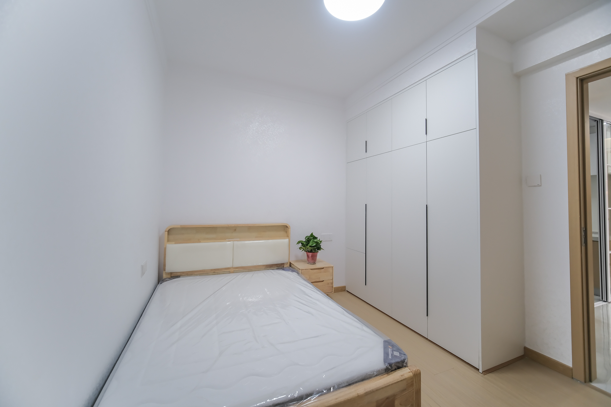 三一街区  3室2厅1卫   67.80万卧室