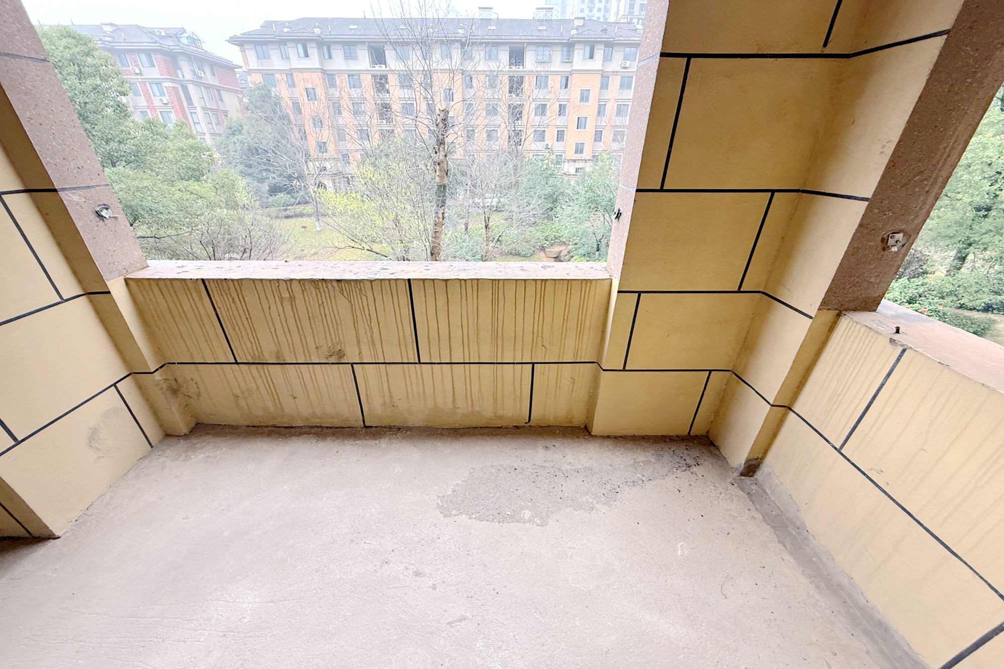 澳海澜庭 4室2厅2卫 103.0万 澳海澜庭 4室2厅2卫 103.0万阳台