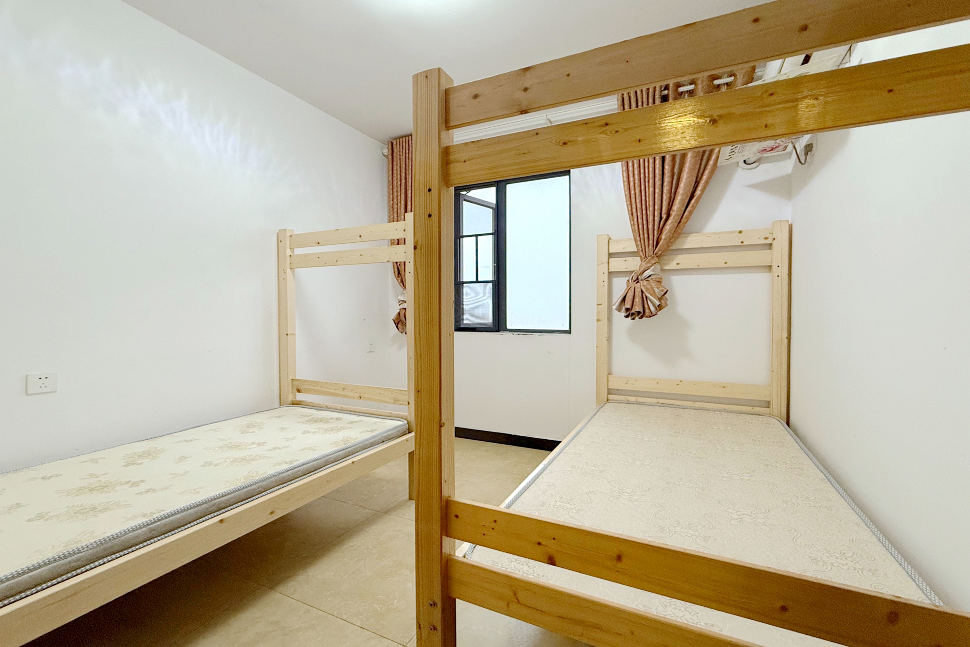 中粮鸿云  4室2厅2卫   86.00万卧室