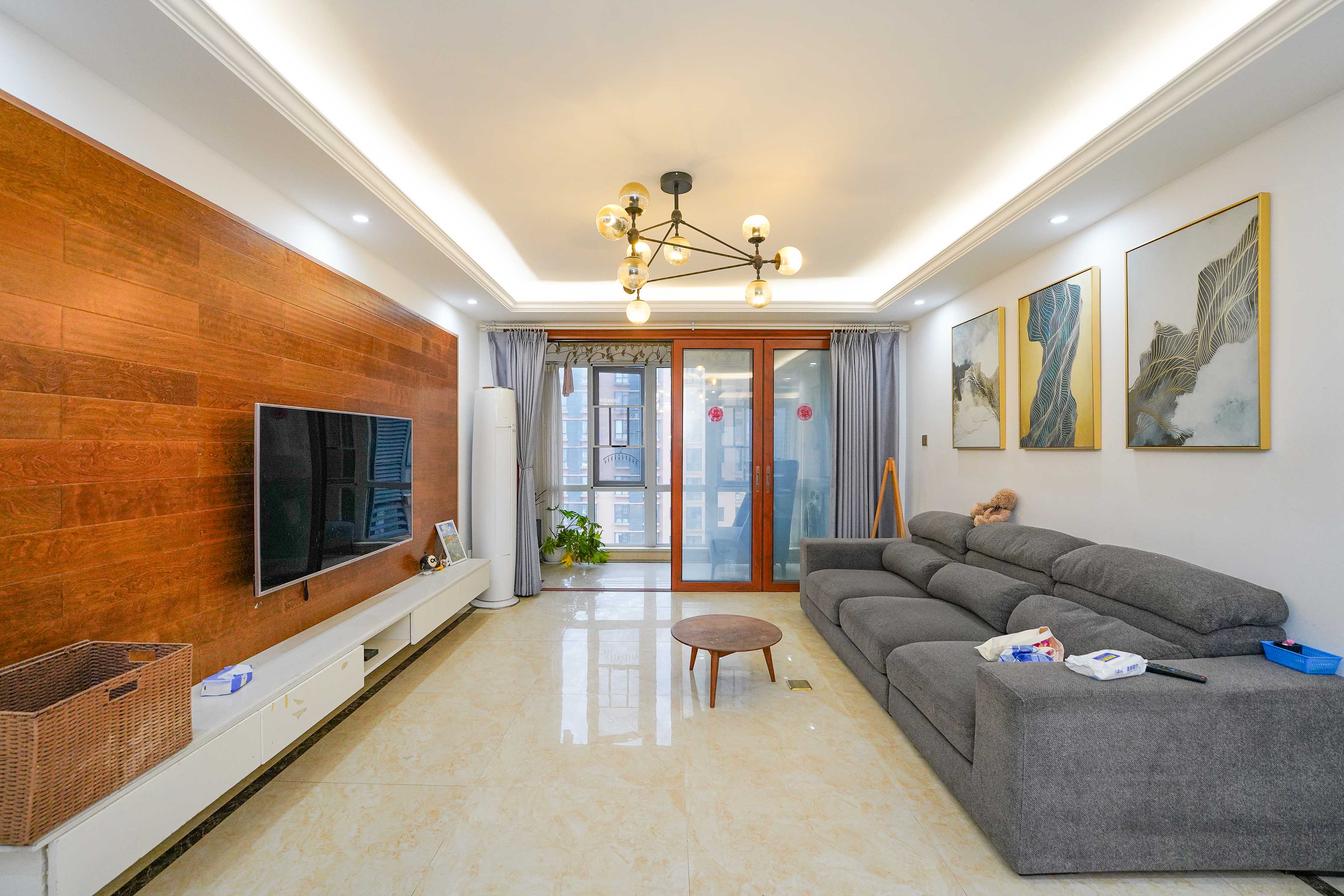 丽发新城 3室2厅2卫 99.8万 丽发新城 3室2厅2卫 99.8万客厅