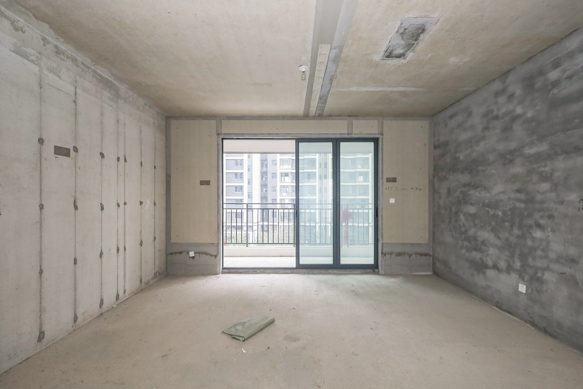 轨道中建麓江府  4室2厅2卫   273.00万