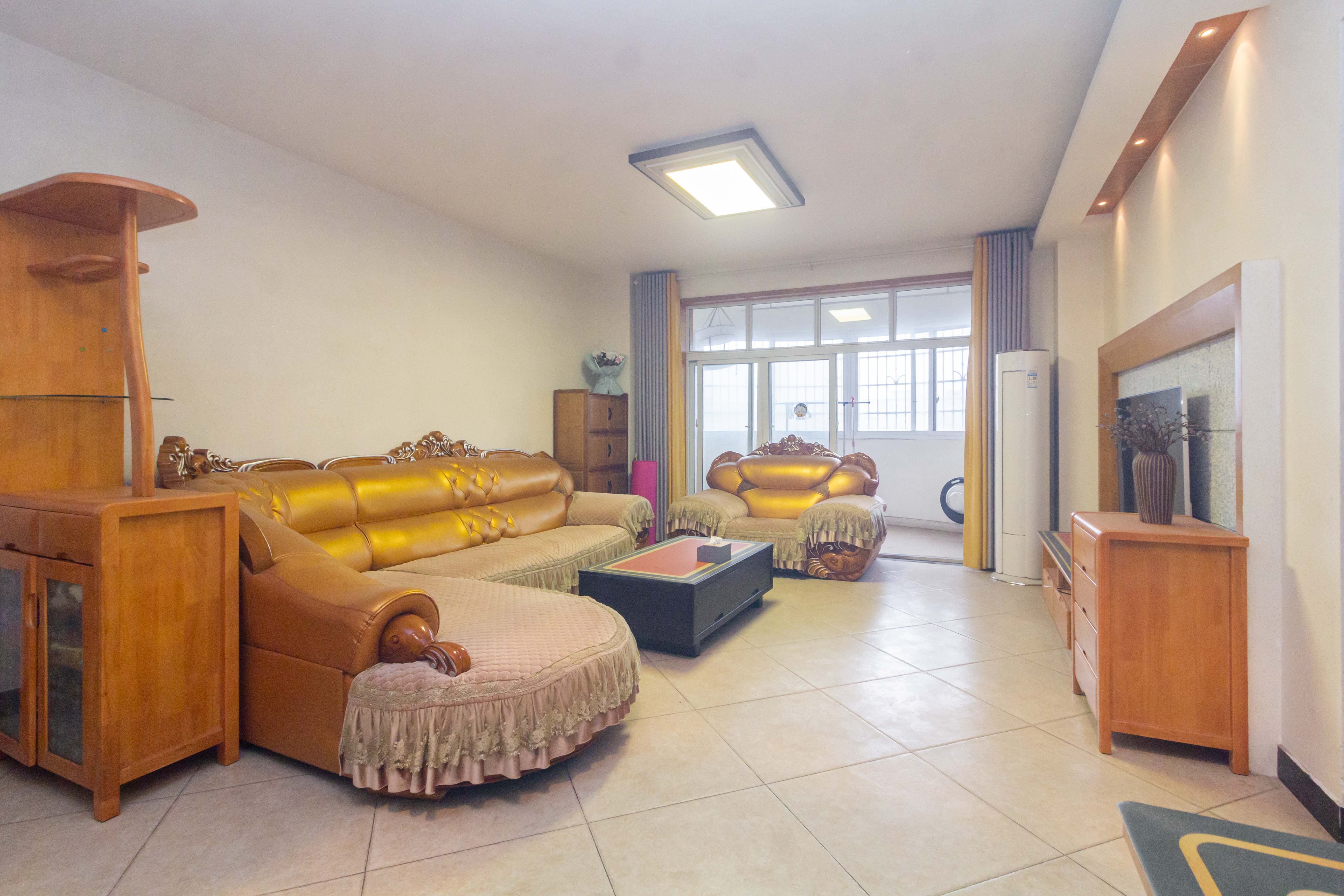 星城国际  3室2厅2卫    65.0万客厅