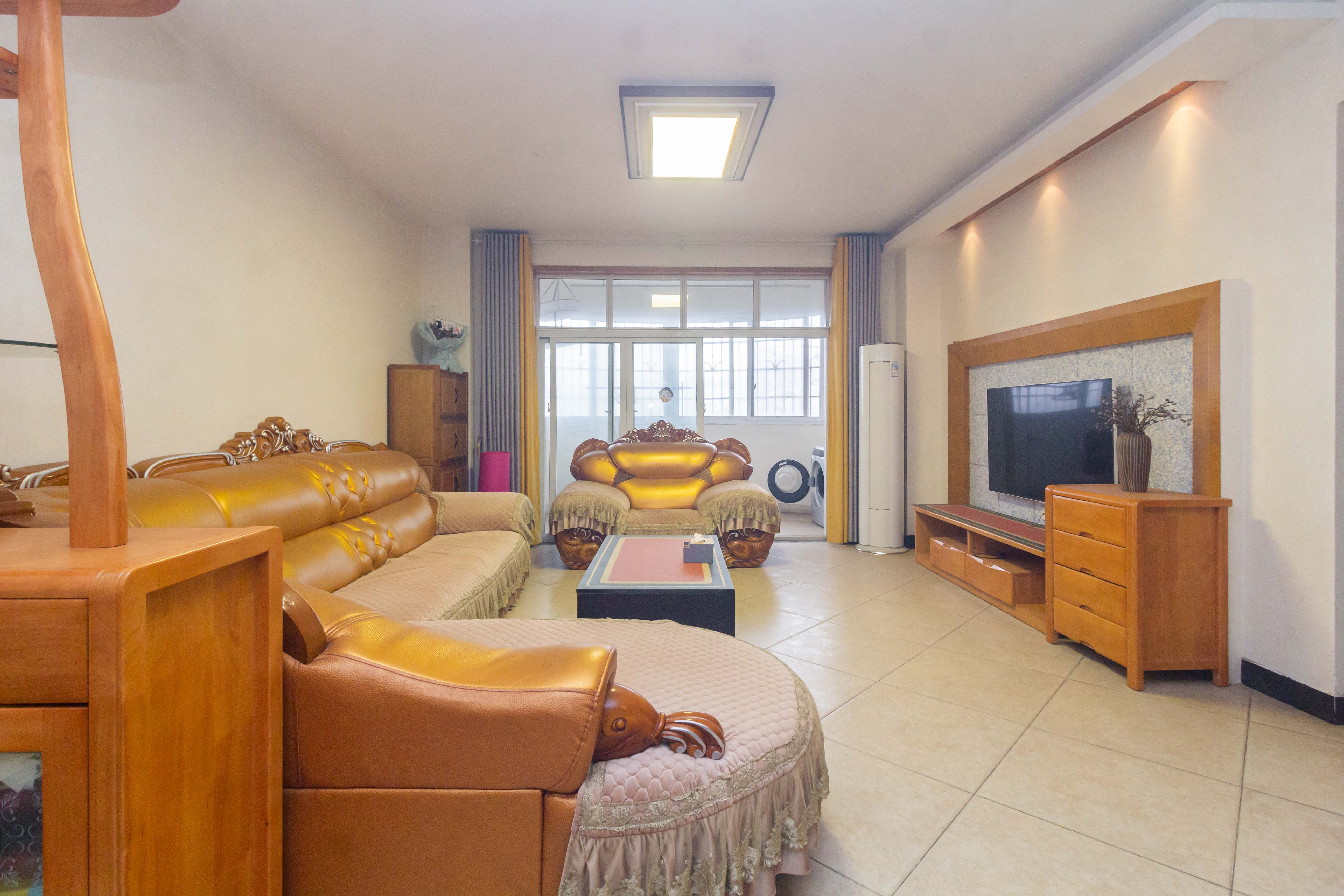 星城国际  3室2厅2卫    65.0万客厅