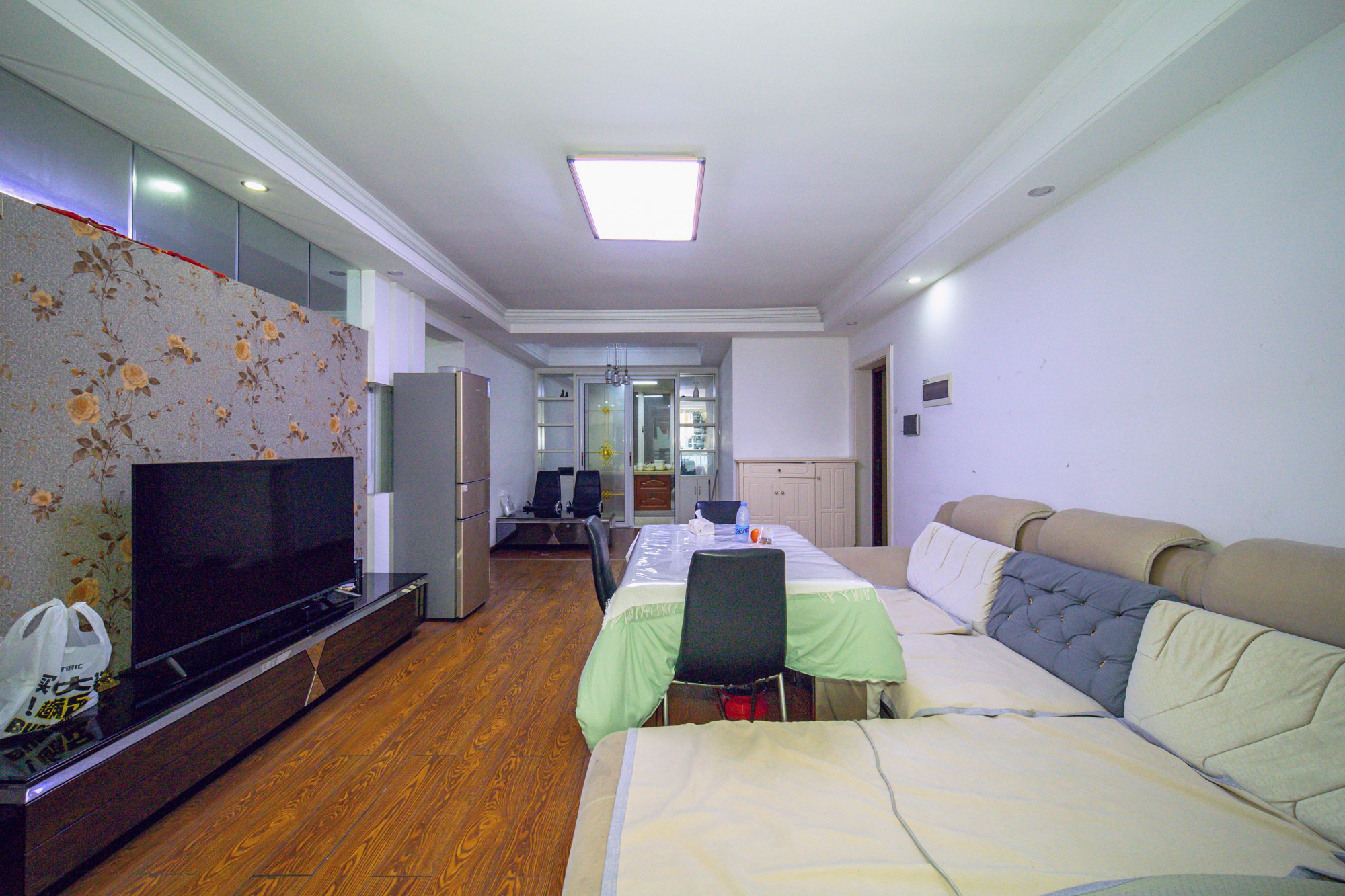 恒广国际景园一二区  3室2厅2卫    81.8万 恒广国际景园一二区  3室2厅2卫    81.8万客厅