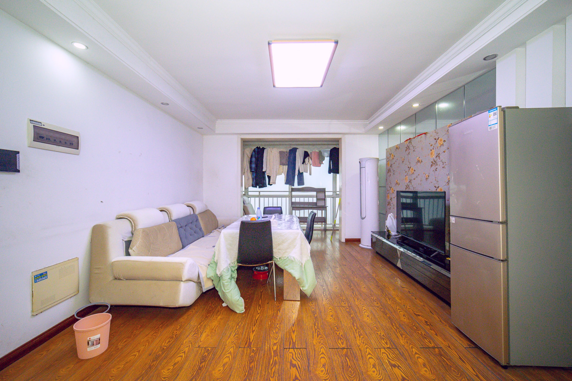 恒广国际景园一二区  3室2厅2卫    81.8万 恒广国际景园一二区  3室2厅2卫    81.8万客厅