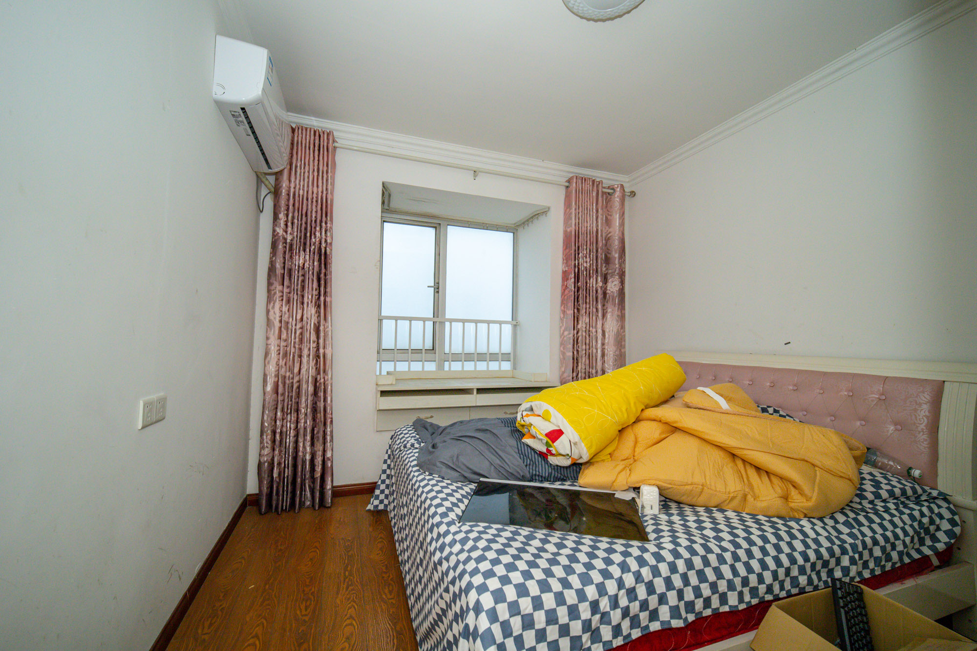 恒广国际景园一二区  3室2厅2卫    81.8万 恒广国际景园一二区  3室2厅2卫    81.8万卧室