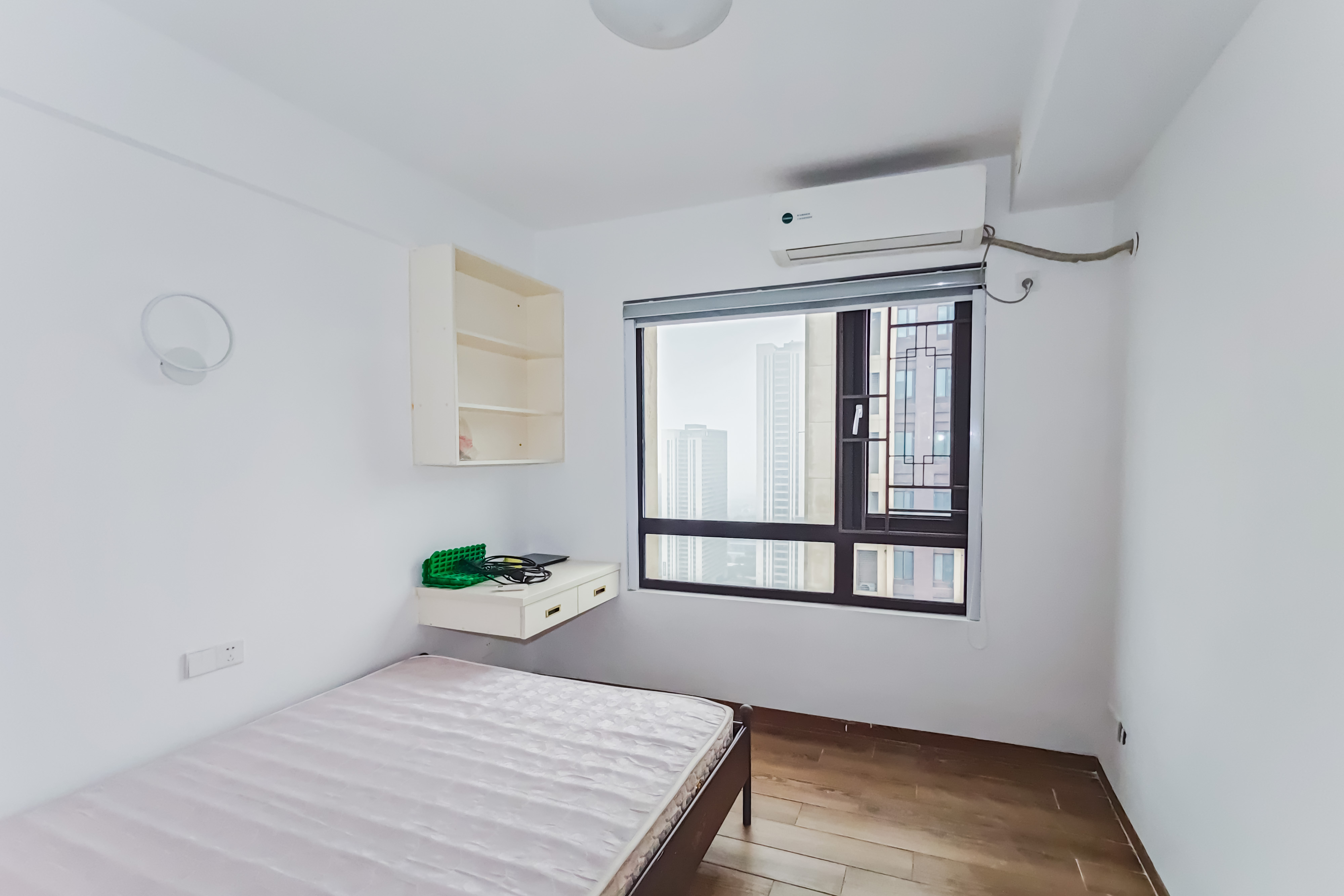 绿地之窗 4室2厅2卫 96.0万 绿地之窗 4室2厅2卫 96.0万卧室