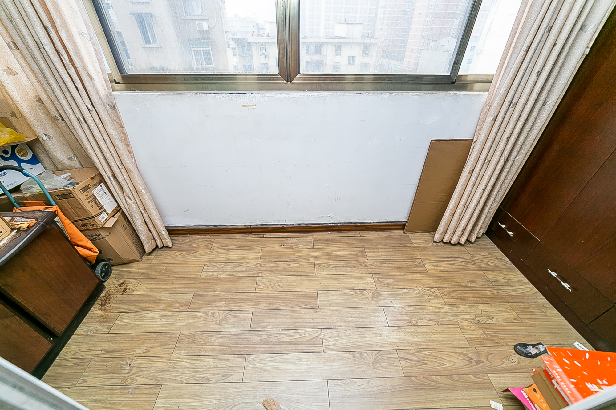 裕南大厦  3室2厅2卫   120.60万阳台