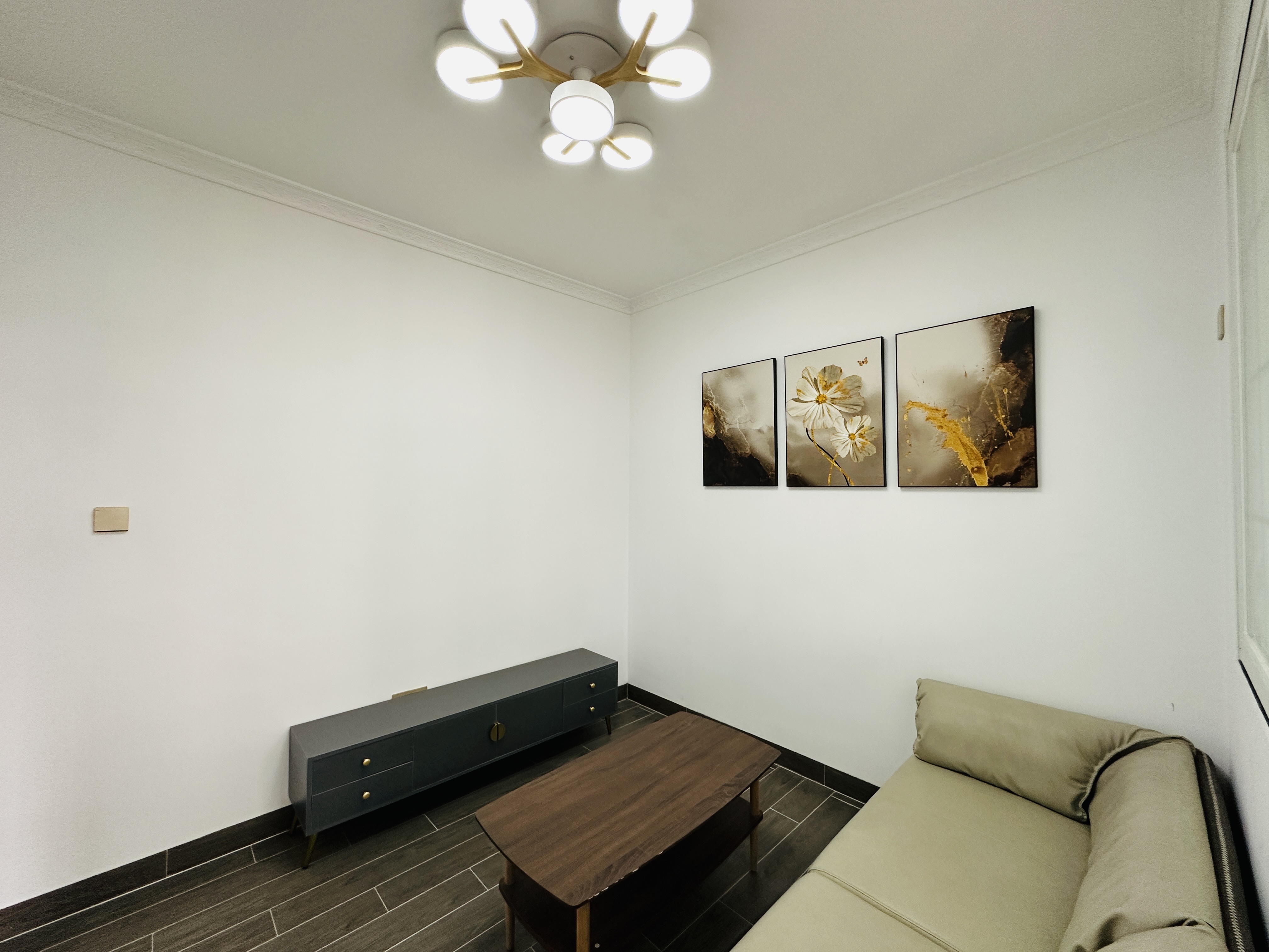 中房青年公寓 2室1厅1卫 88.0万 中房青年公寓 2室1厅1卫 88.0万客厅