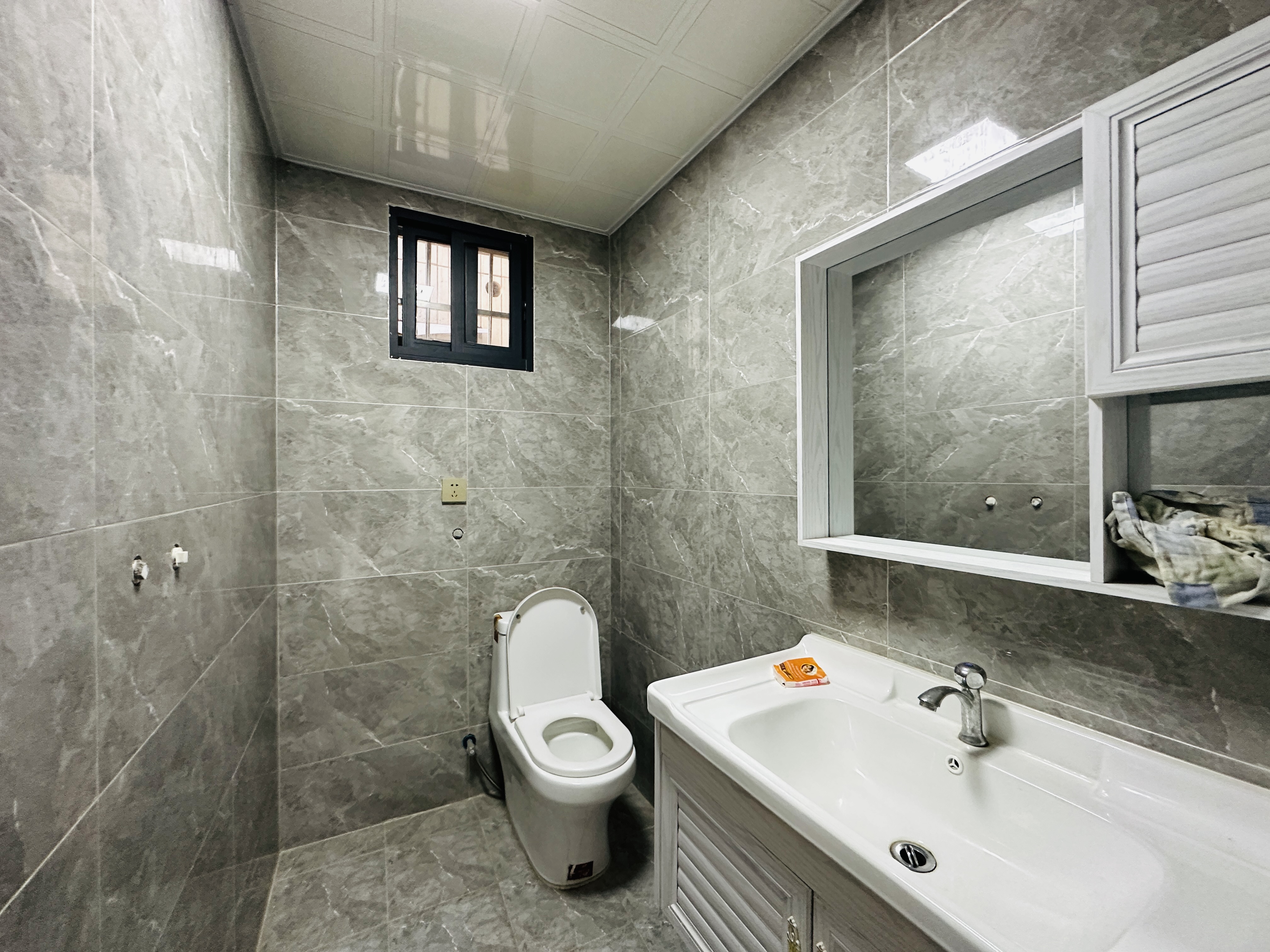 中房青年公寓 2室1厅1卫 88.0万 中房青年公寓 2室1厅1卫 88.0万卫生间