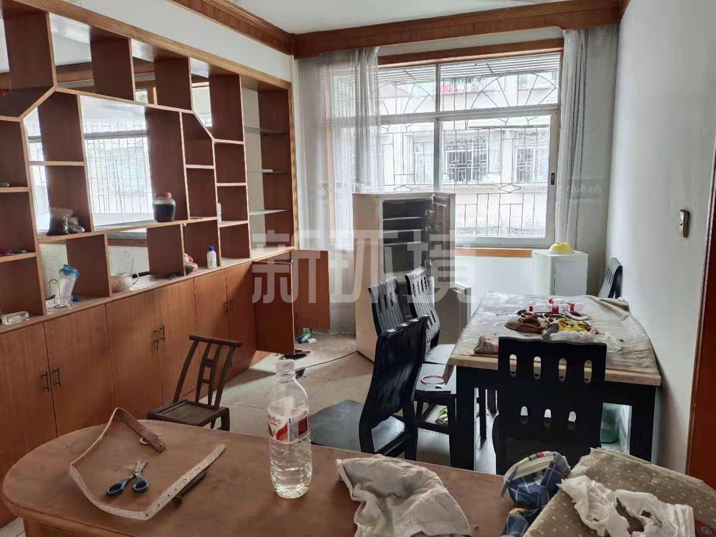 东方家园  6室2厅2卫   90.00万客厅