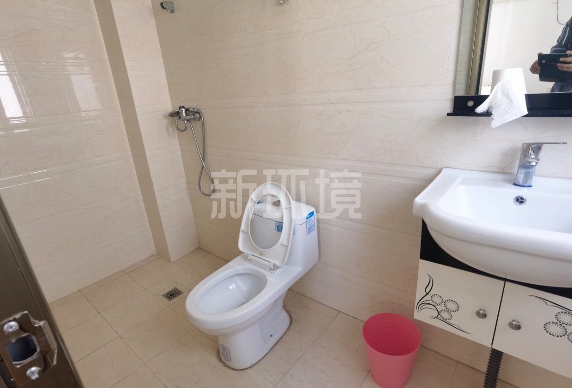广茂园一期  4室2厅2卫   88.00万客厅