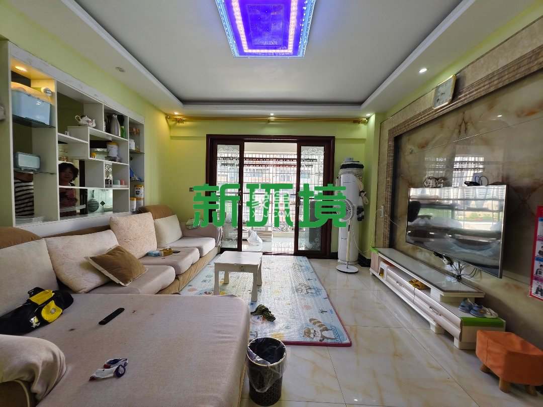 锦绣边城 3室2厅2卫 59.80万 锦绣边城 3室2厅2卫 59.80万客厅