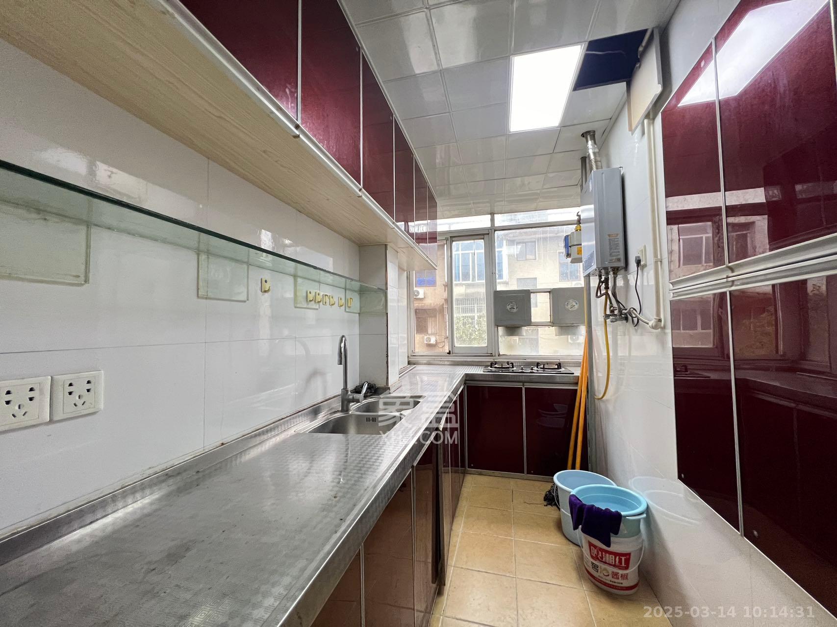 东风二村社区房  4室2厅1卫    2700.0元/月 东风二村社区房  4室2厅1卫    2700.0元/月室内图