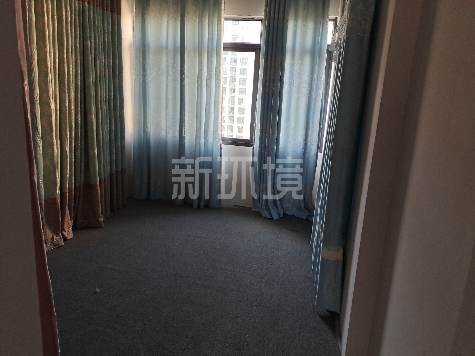 丽景天下二期  4室2厅2卫   90.00万客厅