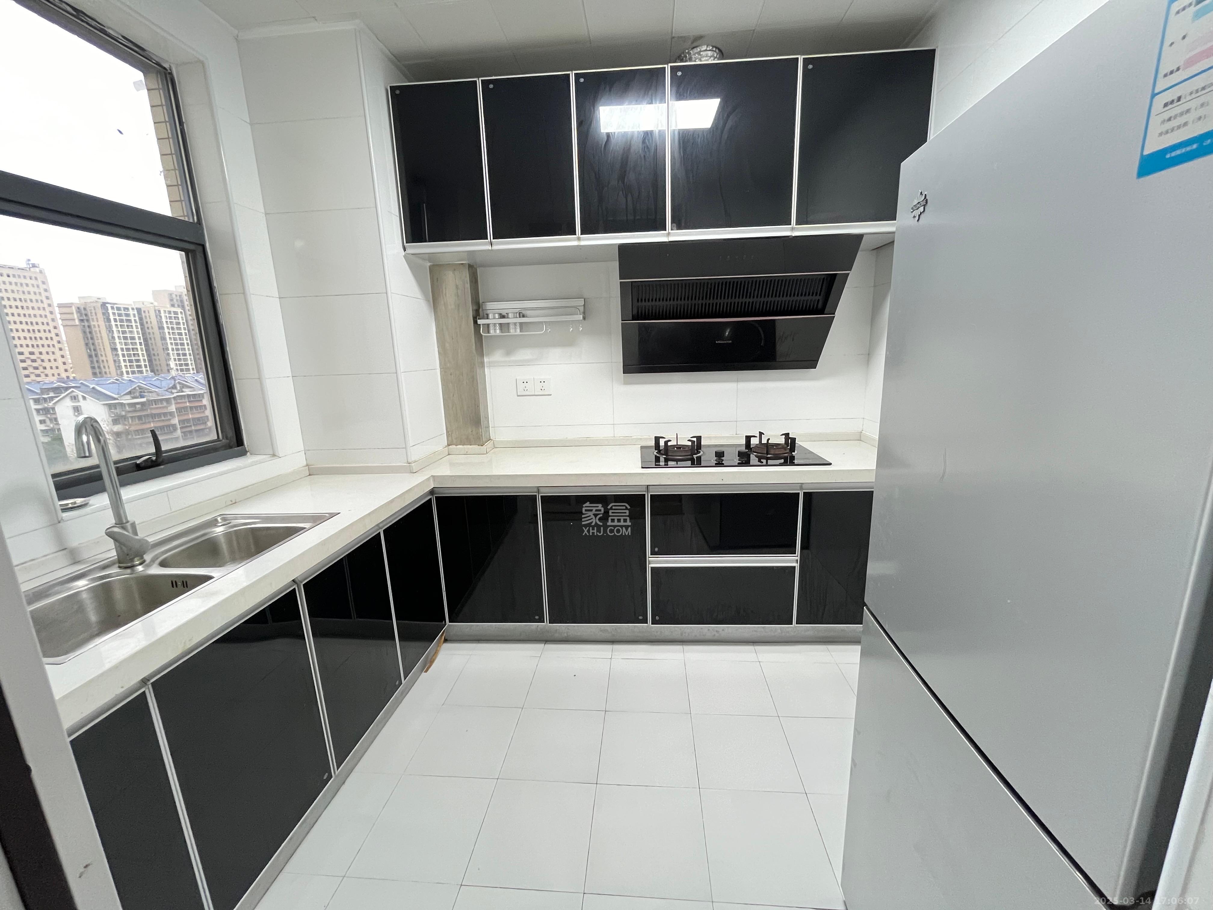 兰亭湾畔 4室2厅1卫 2600.0元/月 兰亭湾畔 4室2厅1卫 2600.0元/月室内图