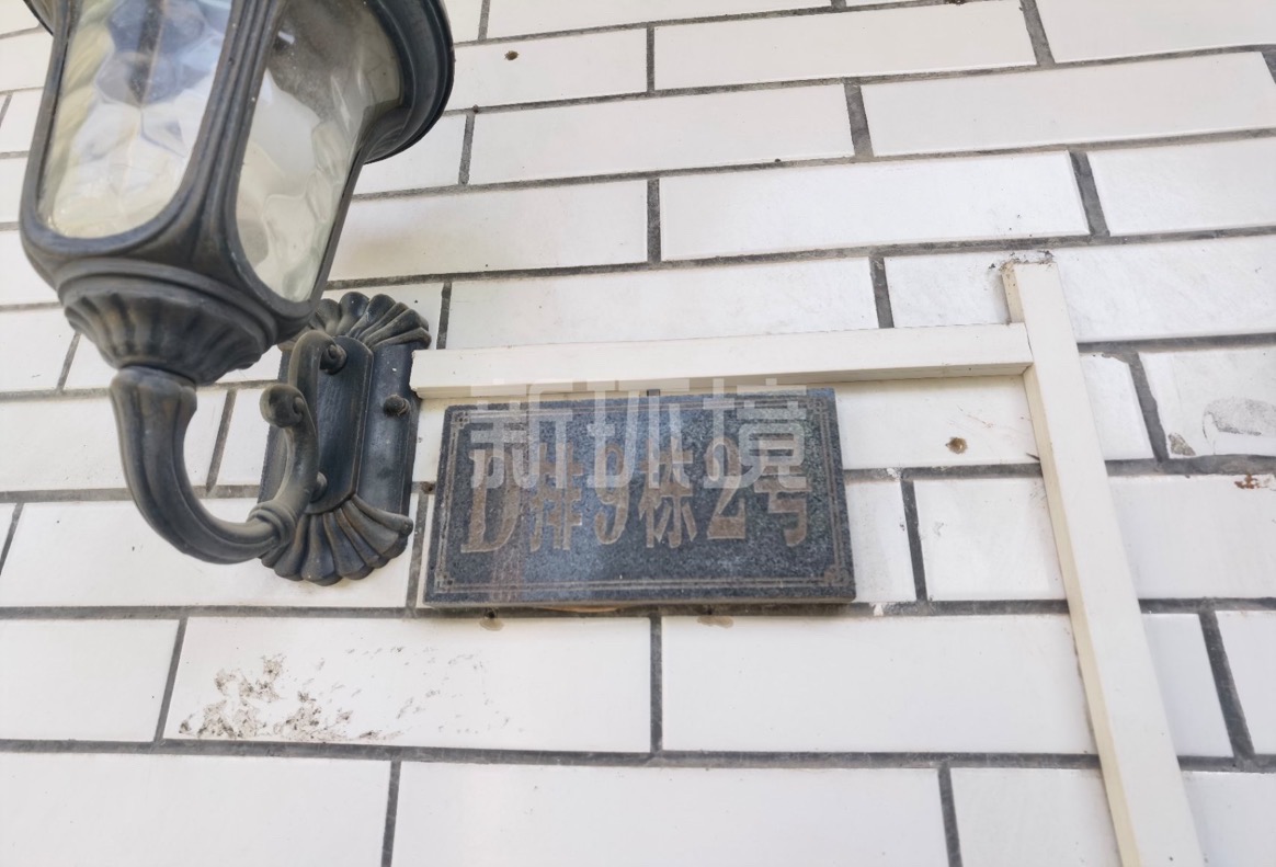 广茂园一期  4室2厅2卫   88.00万客厅