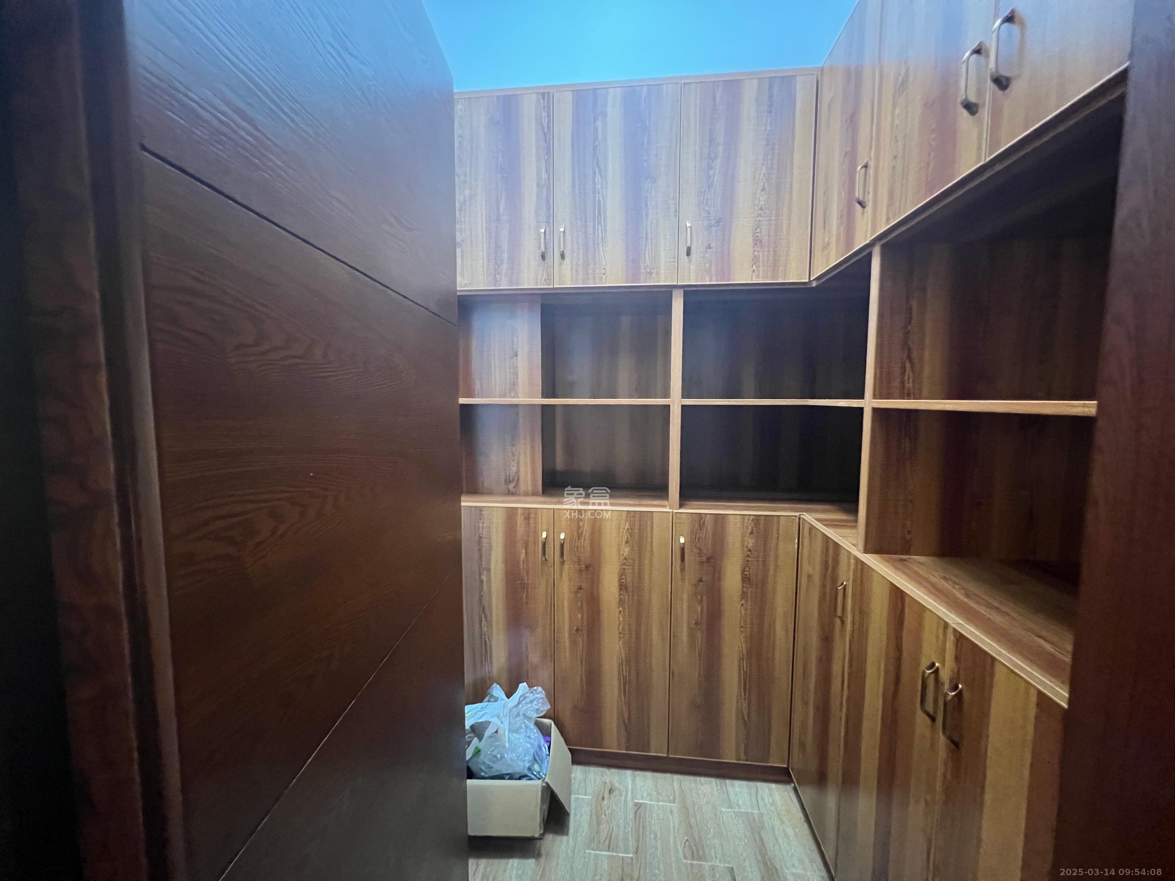 九华湘江富力城  4室2厅4卫    458.0万 九华湘江富力城  4室2厅4卫    458.0万客厅