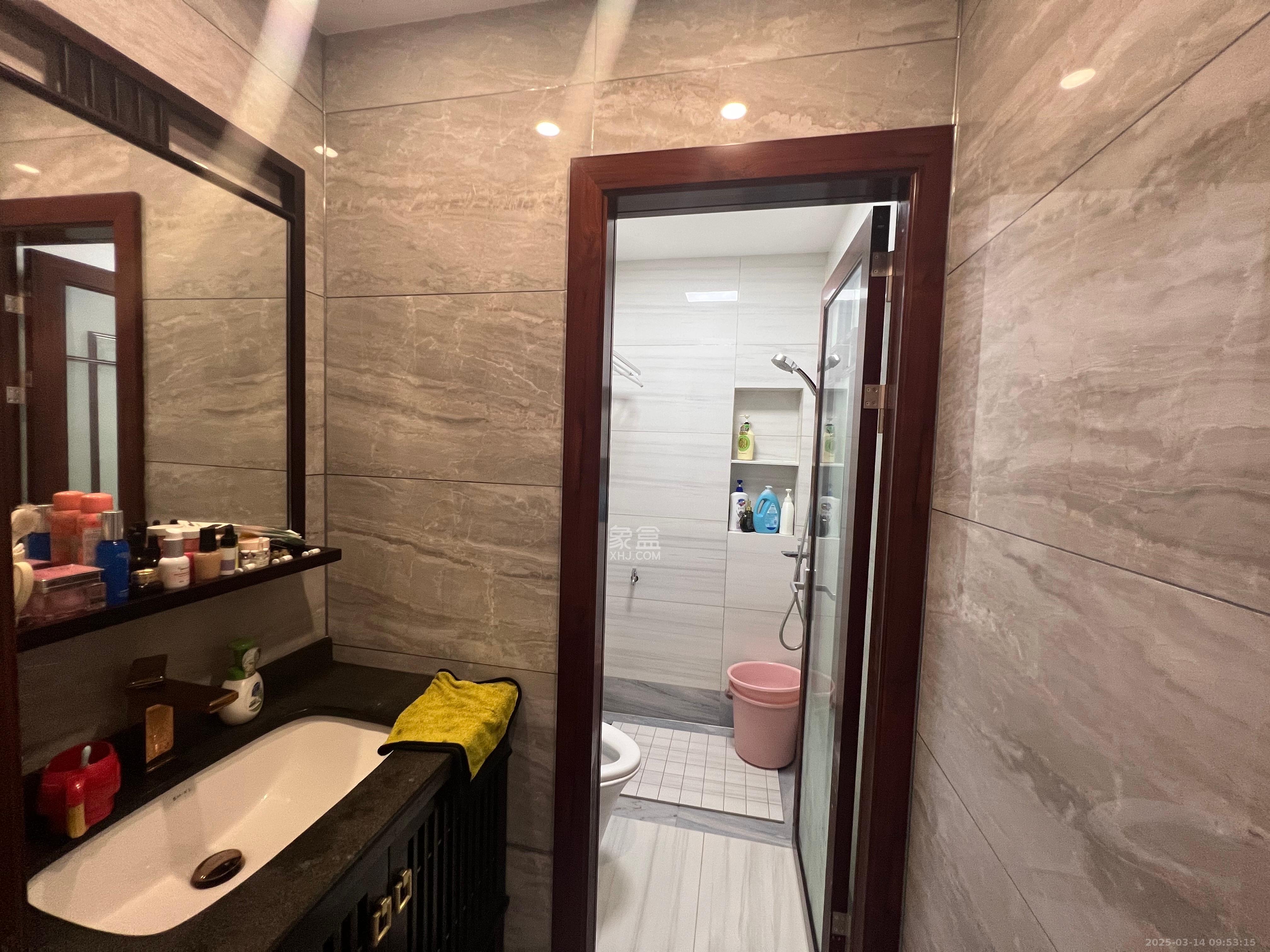 九华湘江富力城  4室2厅4卫    458.0万 九华湘江富力城  4室2厅4卫    458.0万客厅