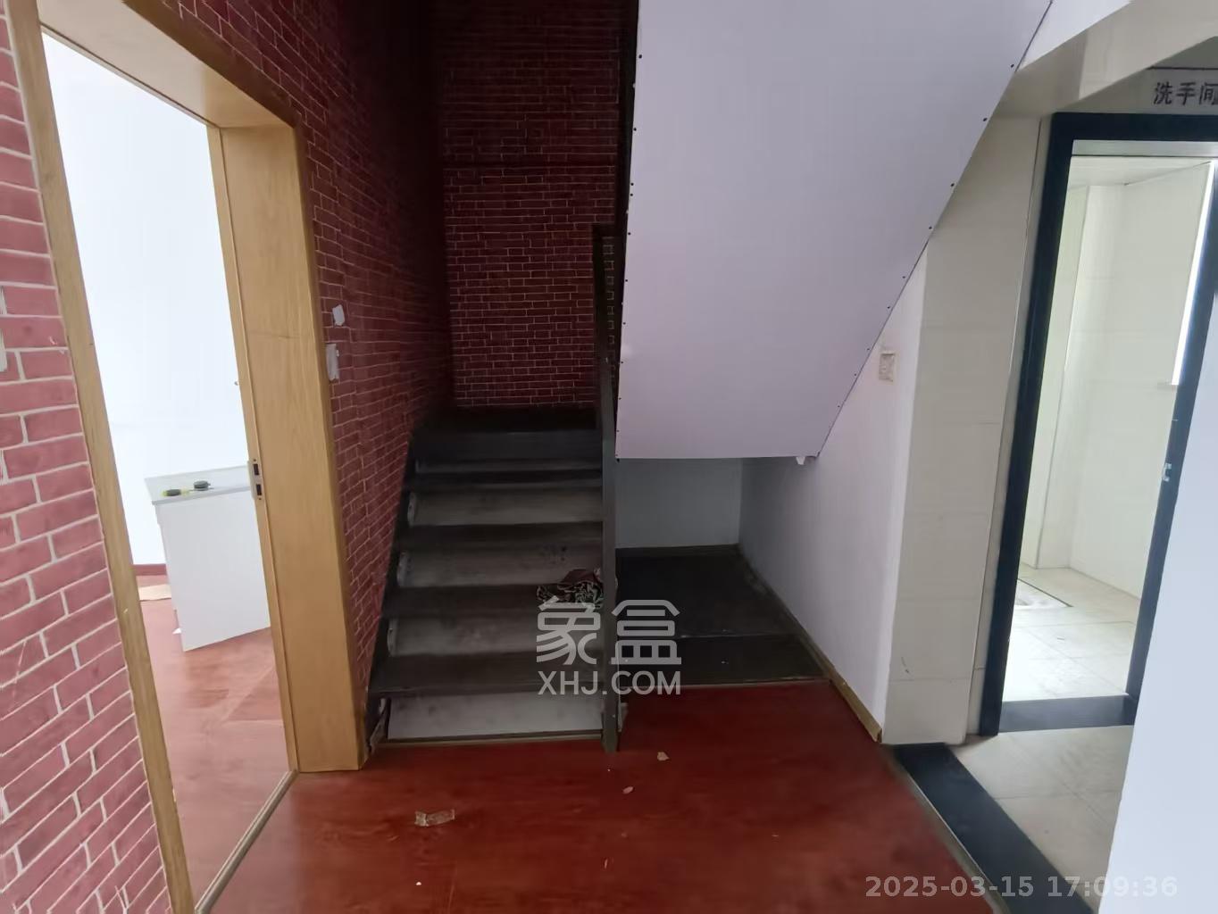 银港水晶城 4室2厅3卫 3500.0元/月 银港水晶城 4室2厅3卫 3500.0元/月室内图