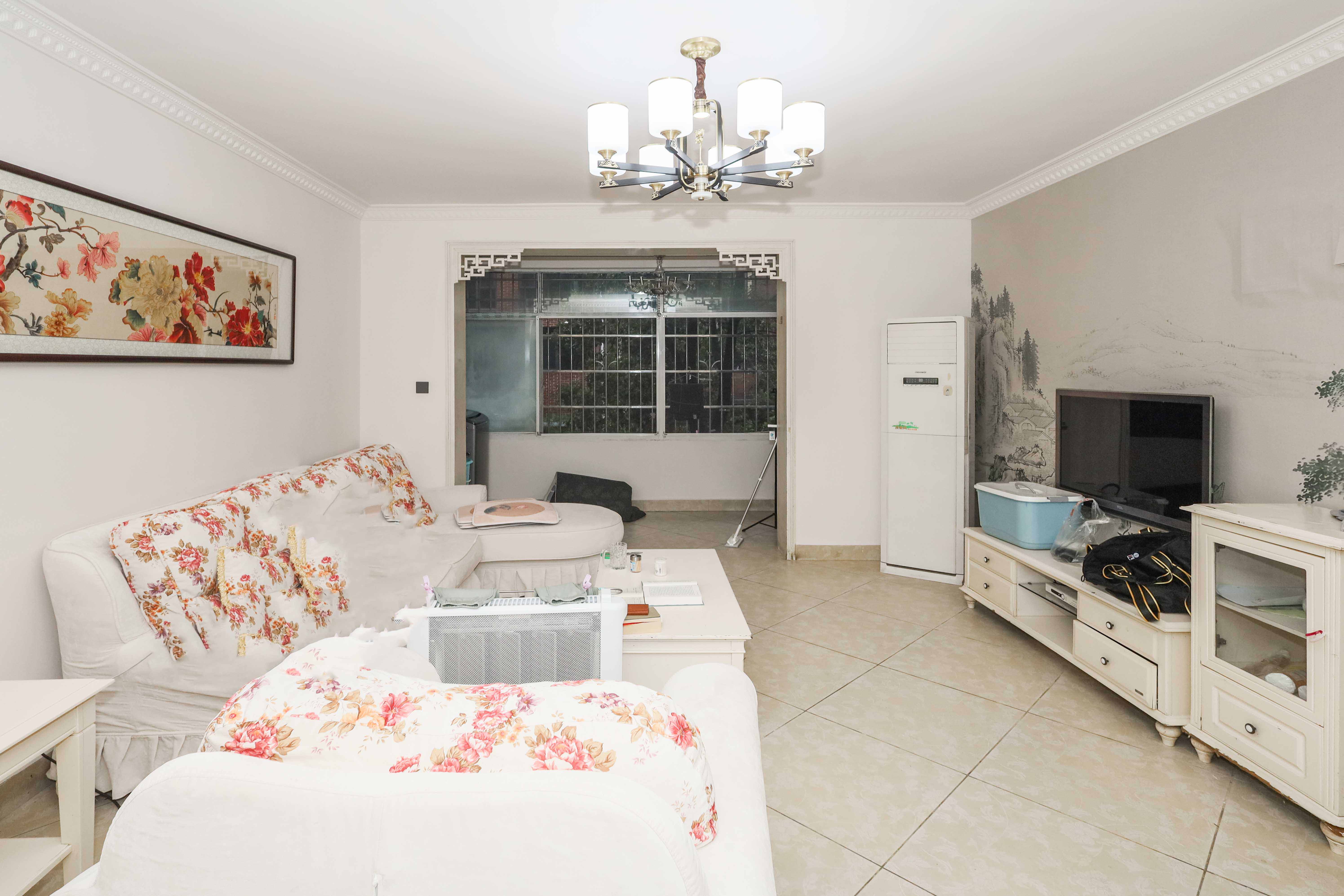 山水英伦 3室2厅2卫 70.0万 山水英伦 3室2厅2卫 70.0万客厅