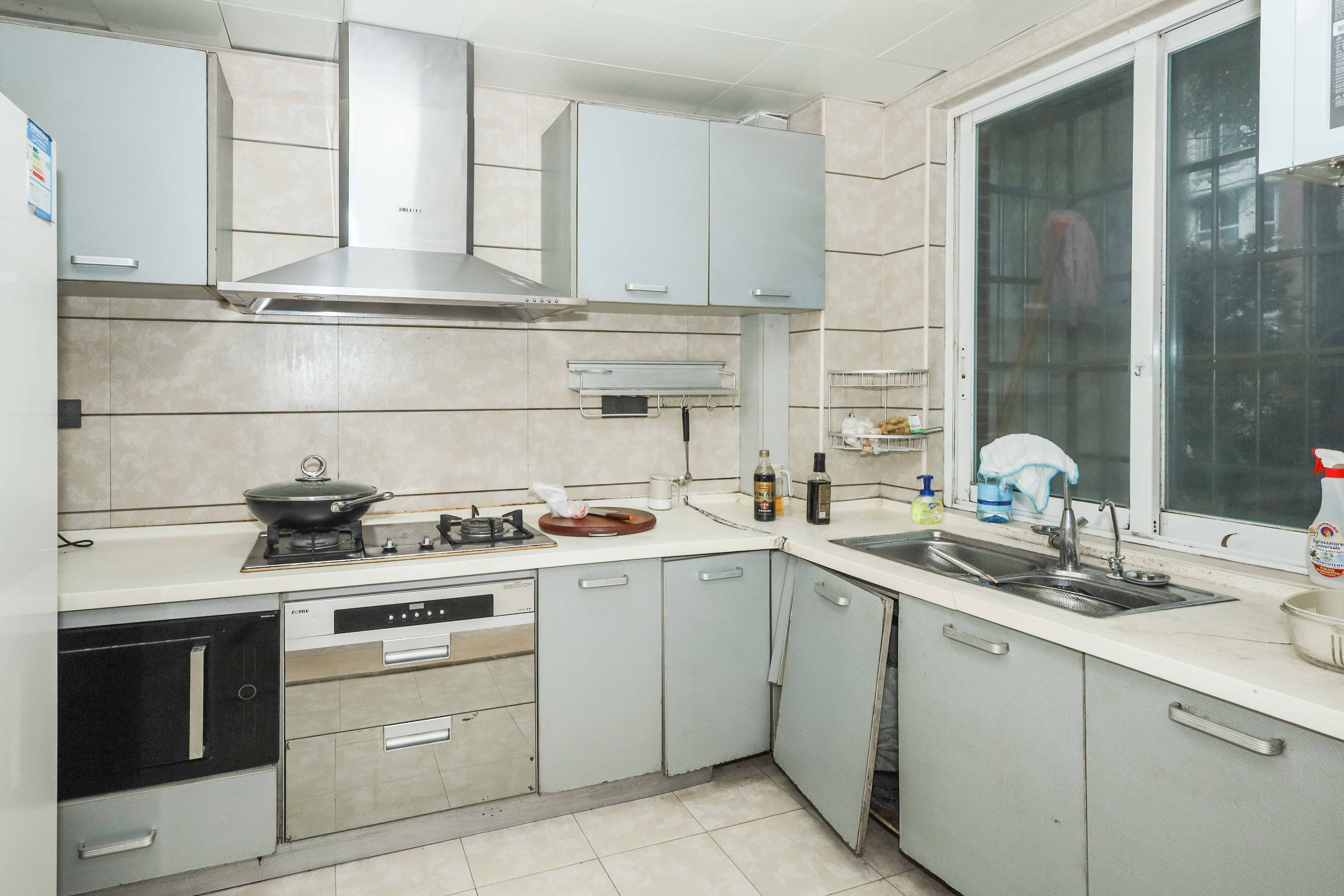 山水英伦 3室2厅2卫 70.0万 山水英伦 3室2厅2卫 70.0万厨房