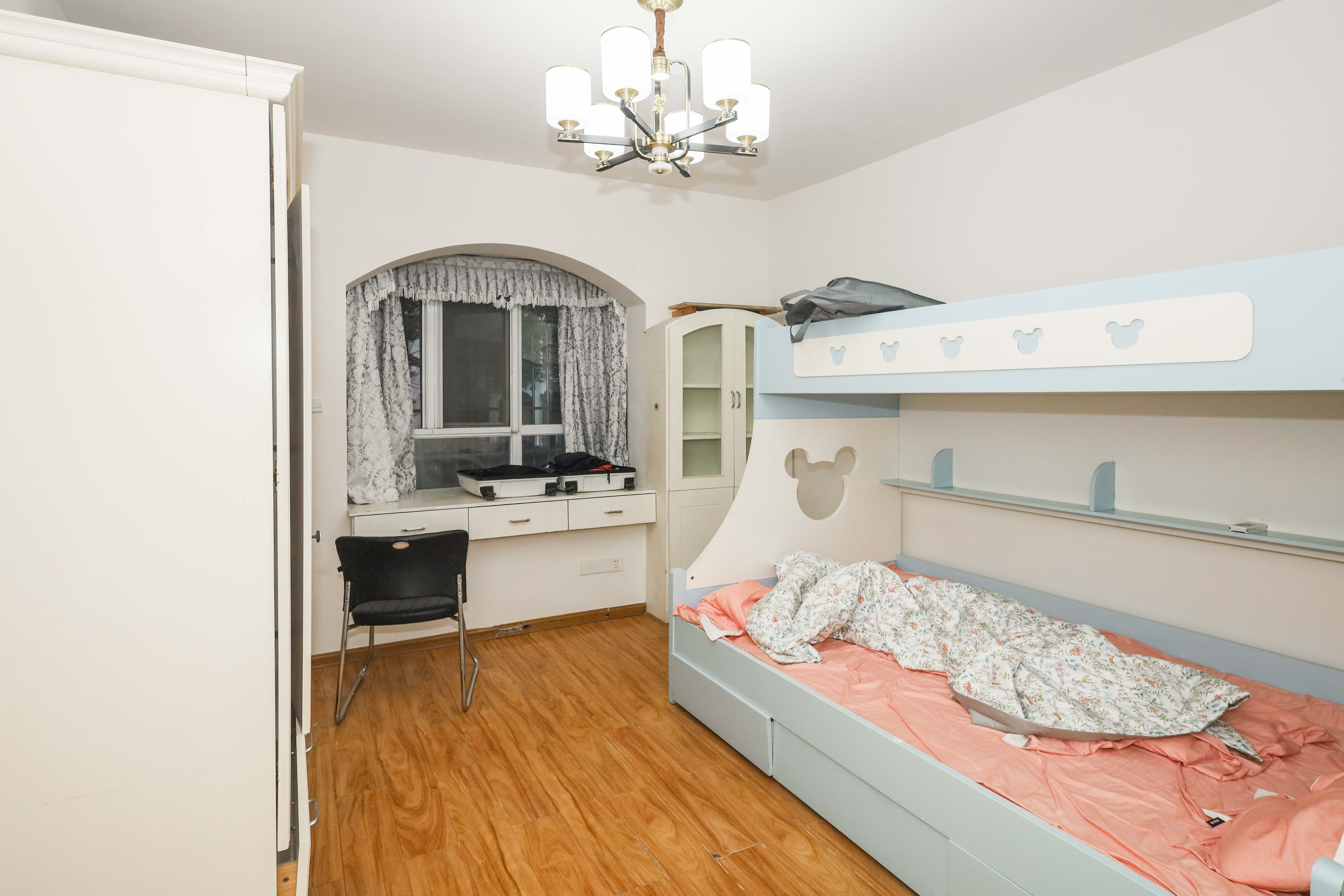 山水英伦 3室2厅2卫 70.0万 山水英伦 3室2厅2卫 70.0万卧室