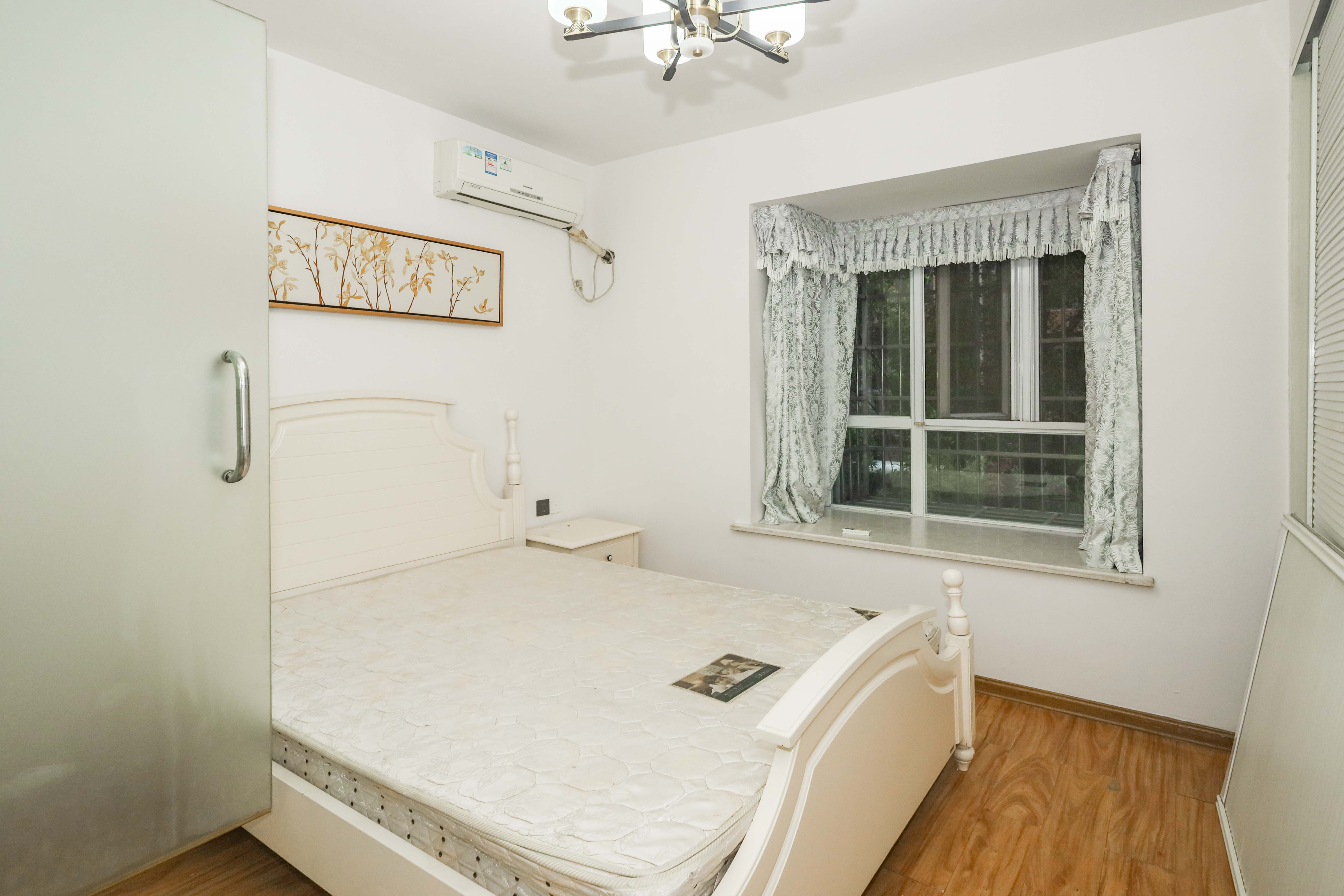 山水英伦 3室2厅2卫 70.0万 山水英伦 3室2厅2卫 70.0万卧室