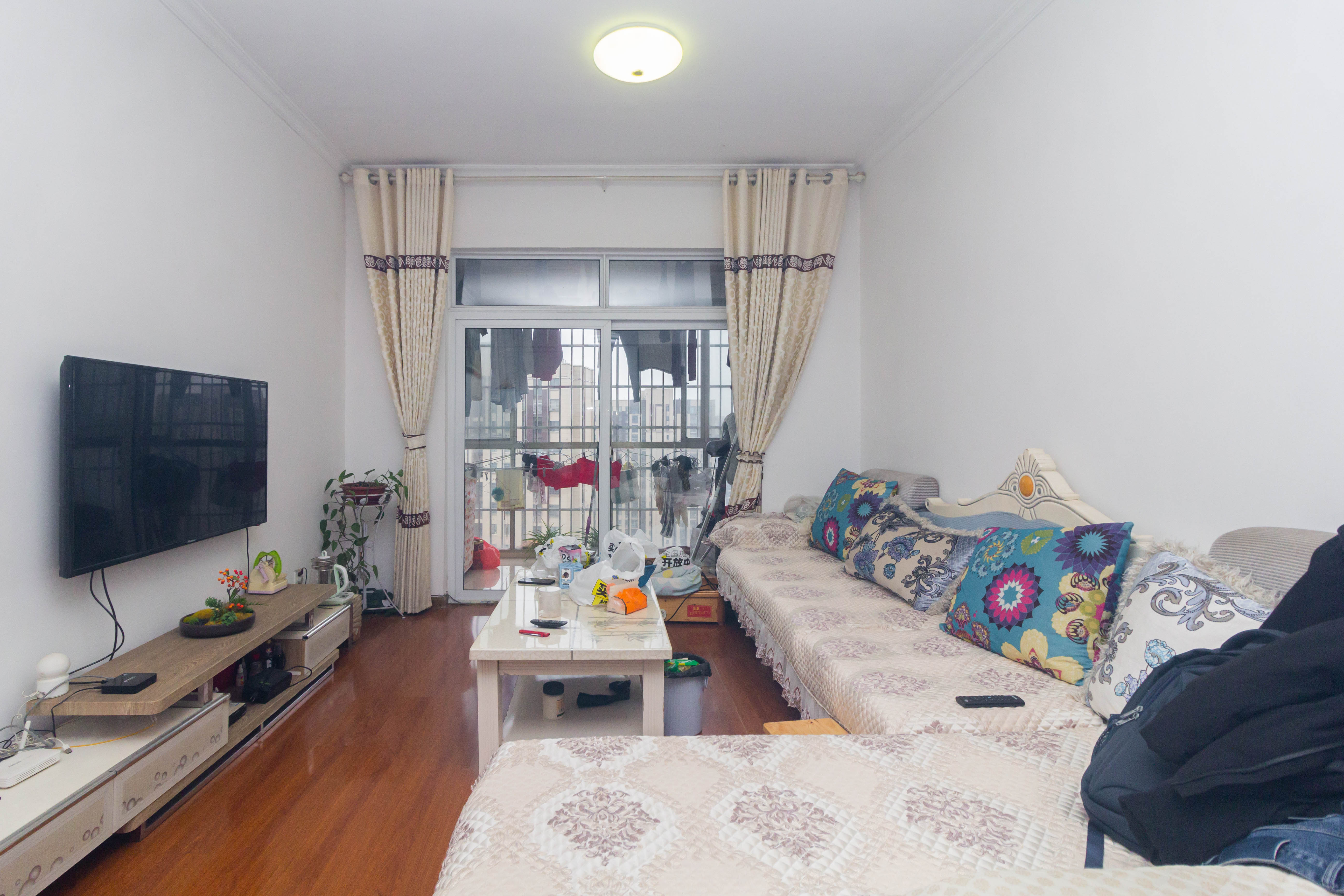 豪庭(江城豪庭) 2室2厅1卫 45.8万 豪庭(江城豪庭) 2室2厅1卫 45.8万客厅