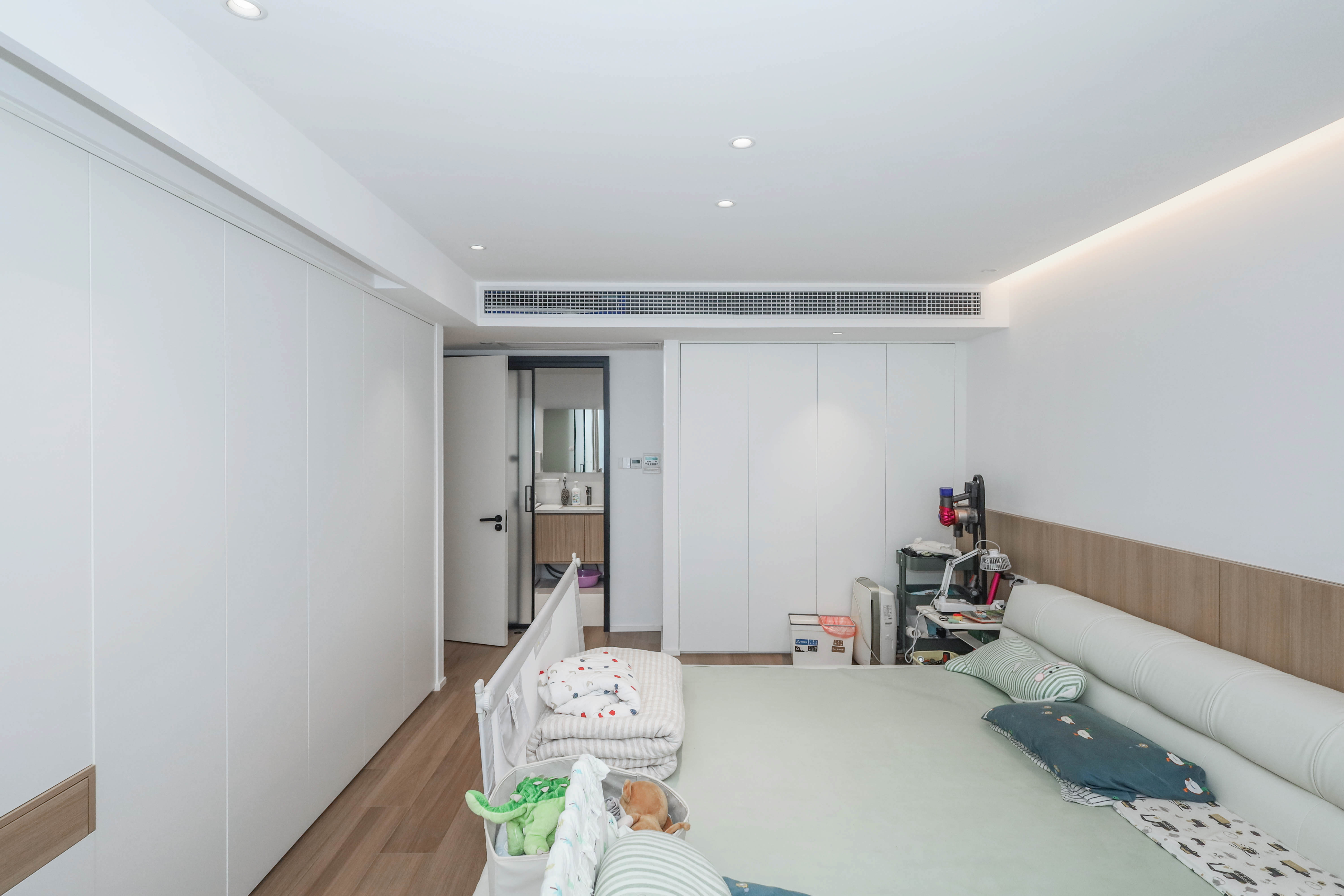 建发央著  4室2厅3卫   368.00万卧室