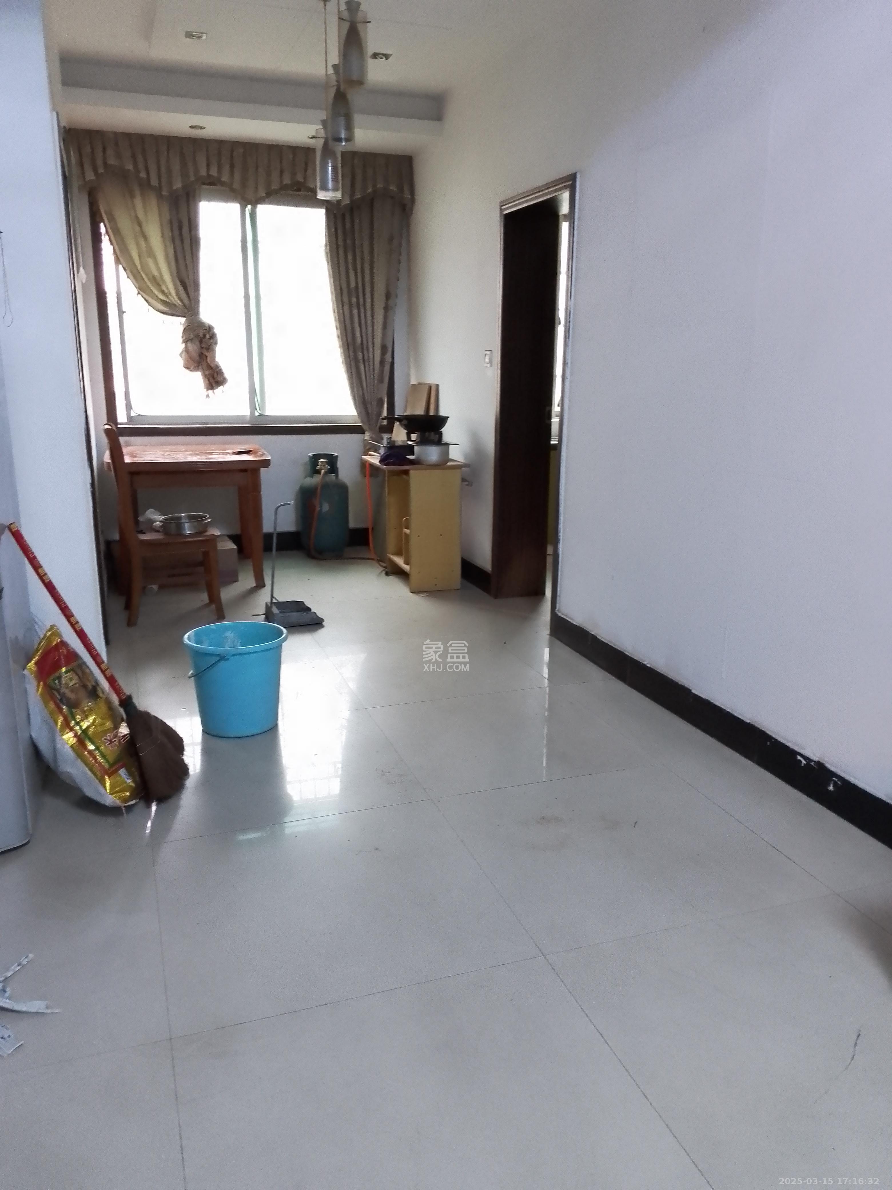 中南汽车世界 3室2厅2卫 1100.0元/月 中南汽车世界 3室2厅2卫 1100.0元/月室内图