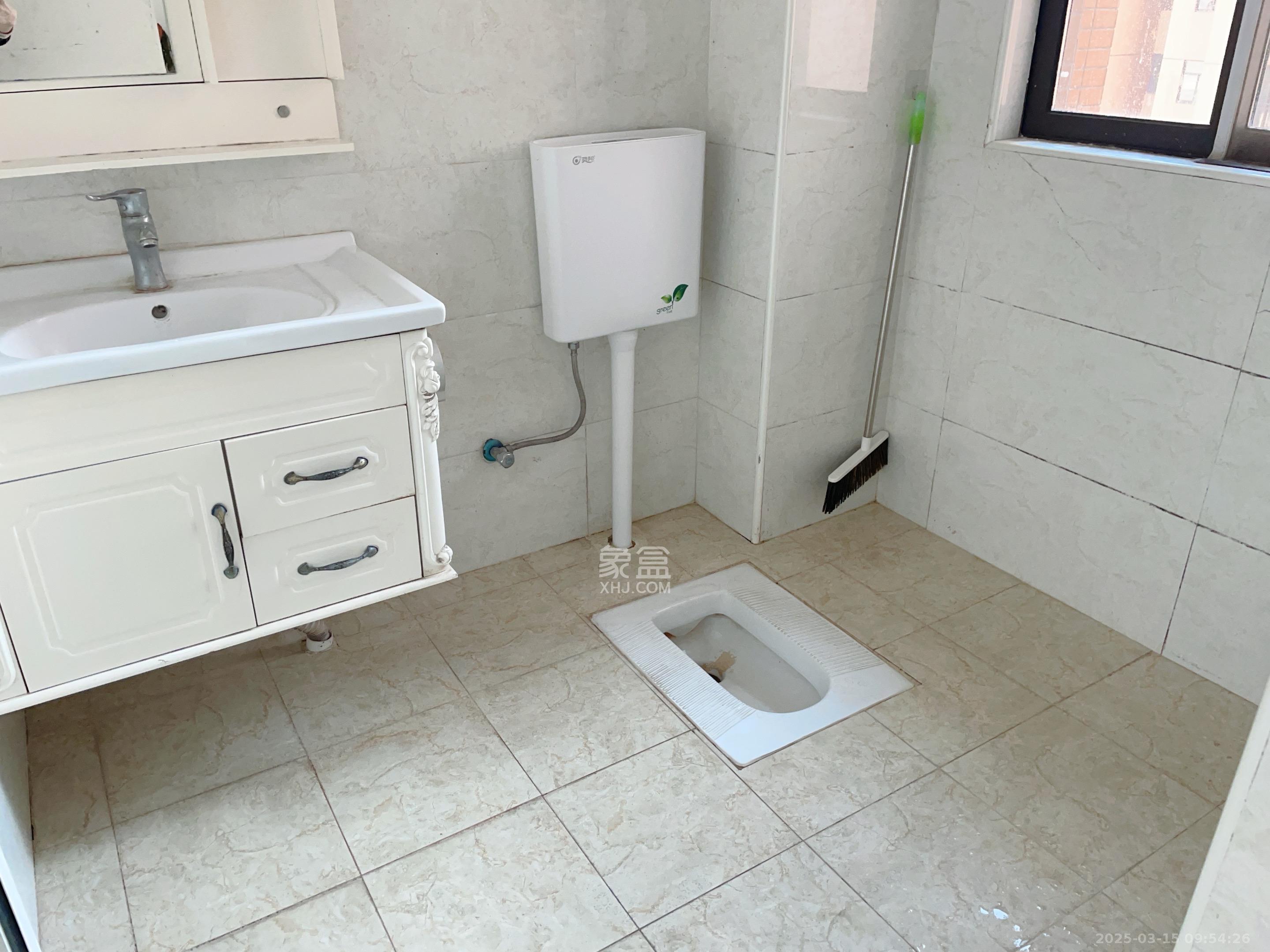 德润小区(丰升德润小区) 2室2厅1卫 2500.0元/月 德润小区(丰升德润小区) 2室2厅1卫 2500.0元/月室内图