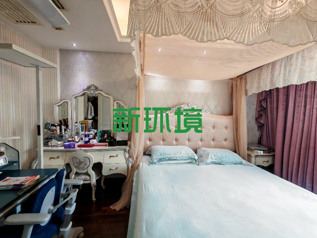 东城首座  4室2厅2卫   158.00万客厅
