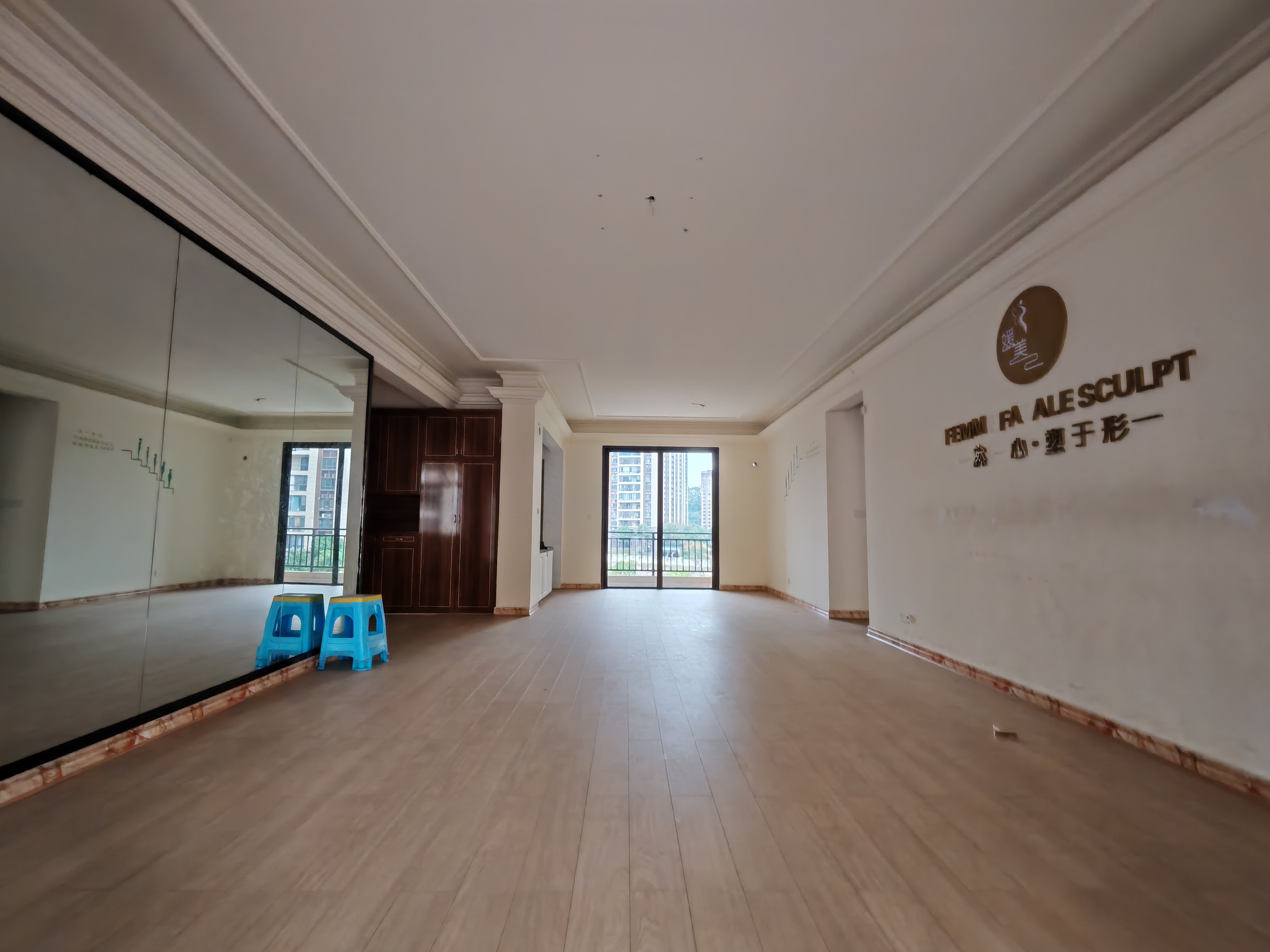 碧桂园豪园  5室2厅2卫    158.0万 碧桂园豪园  5室2厅2卫    158.0万客厅