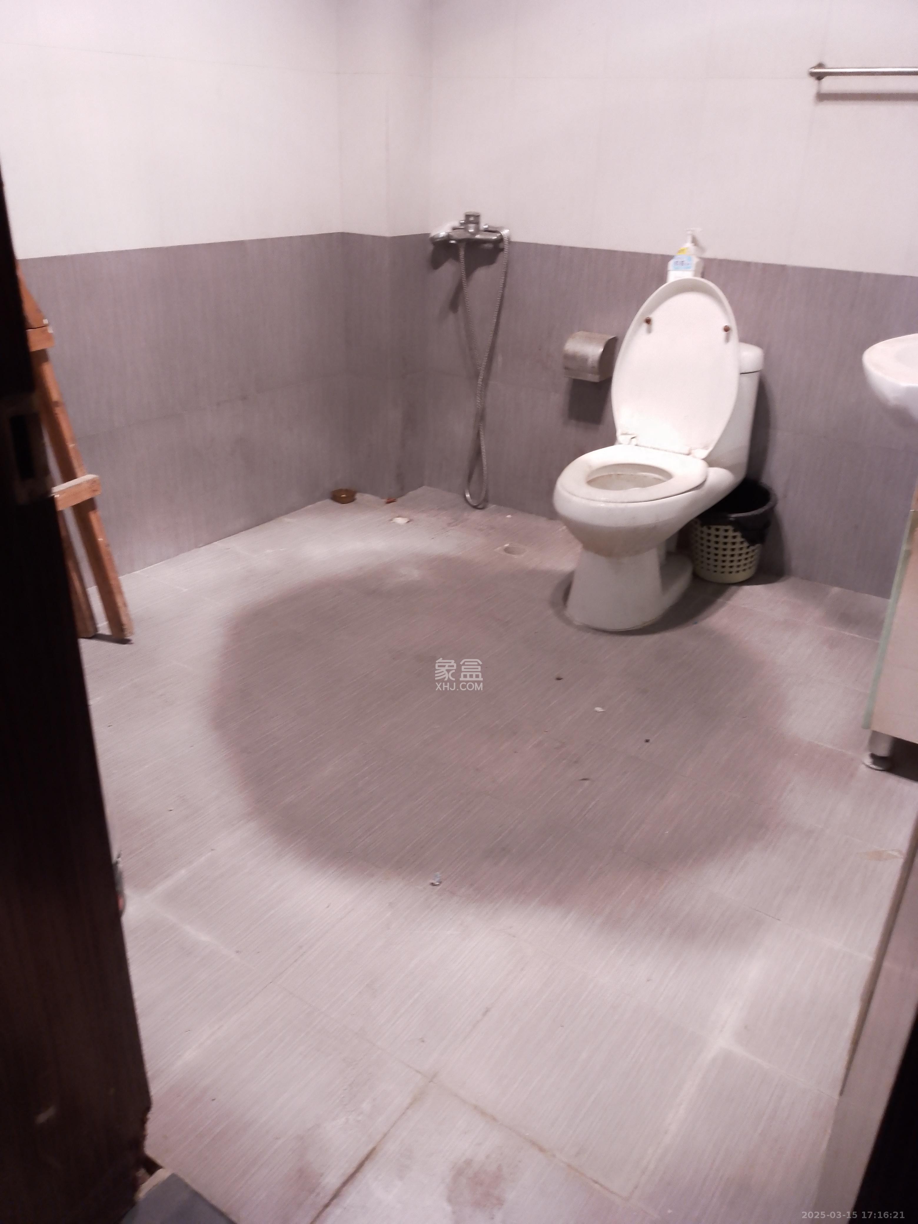 中南汽车世界 3室2厅2卫 1100.0元/月 中南汽车世界 3室2厅2卫 1100.0元/月室内图