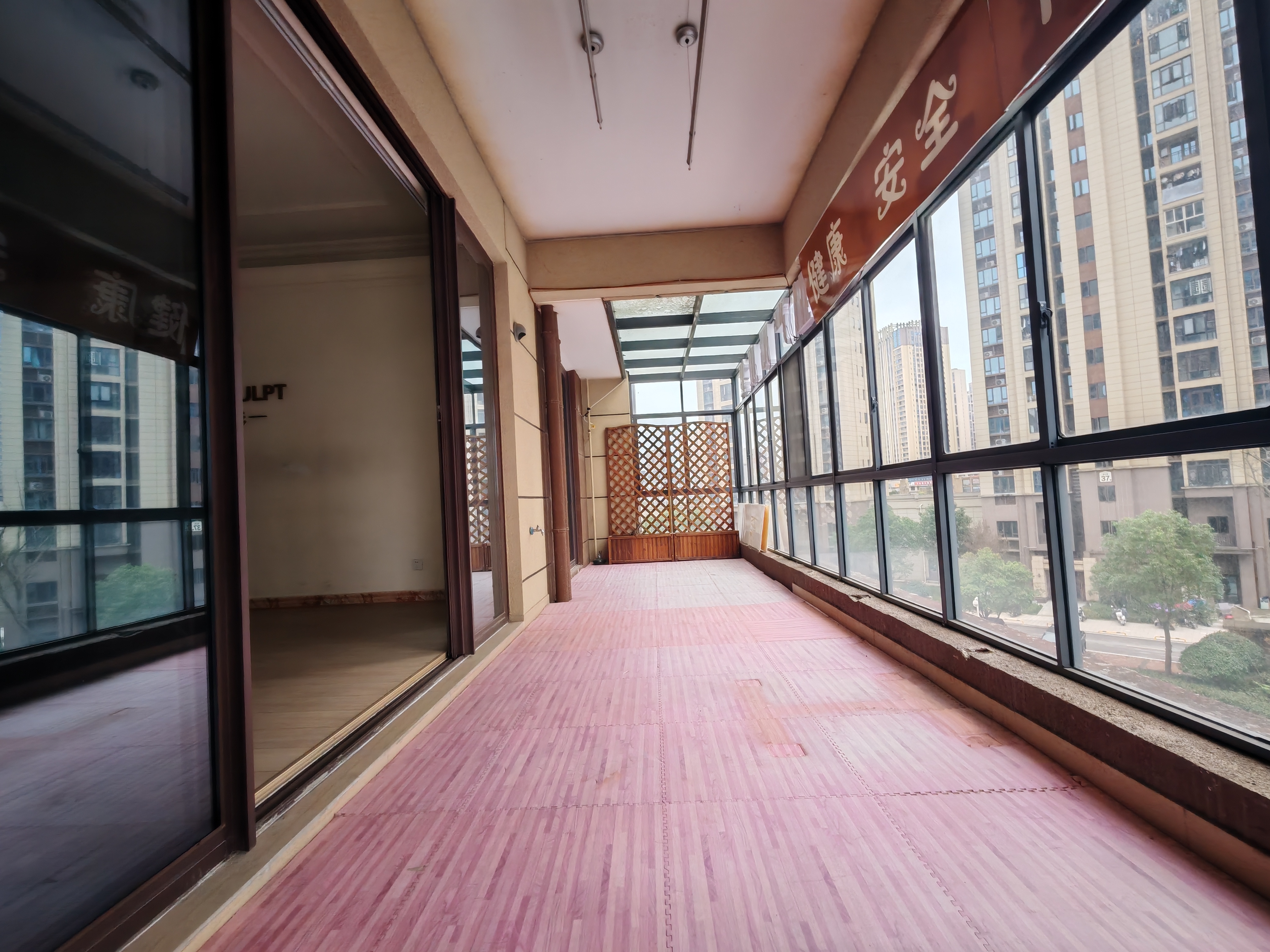 碧桂园豪园  5室2厅2卫    158.0万 碧桂园豪园  5室2厅2卫    158.0万客厅