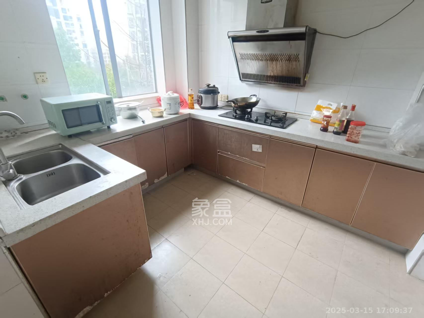 银港水晶城 4室2厅3卫 3500.0元/月 银港水晶城 4室2厅3卫 3500.0元/月室内图