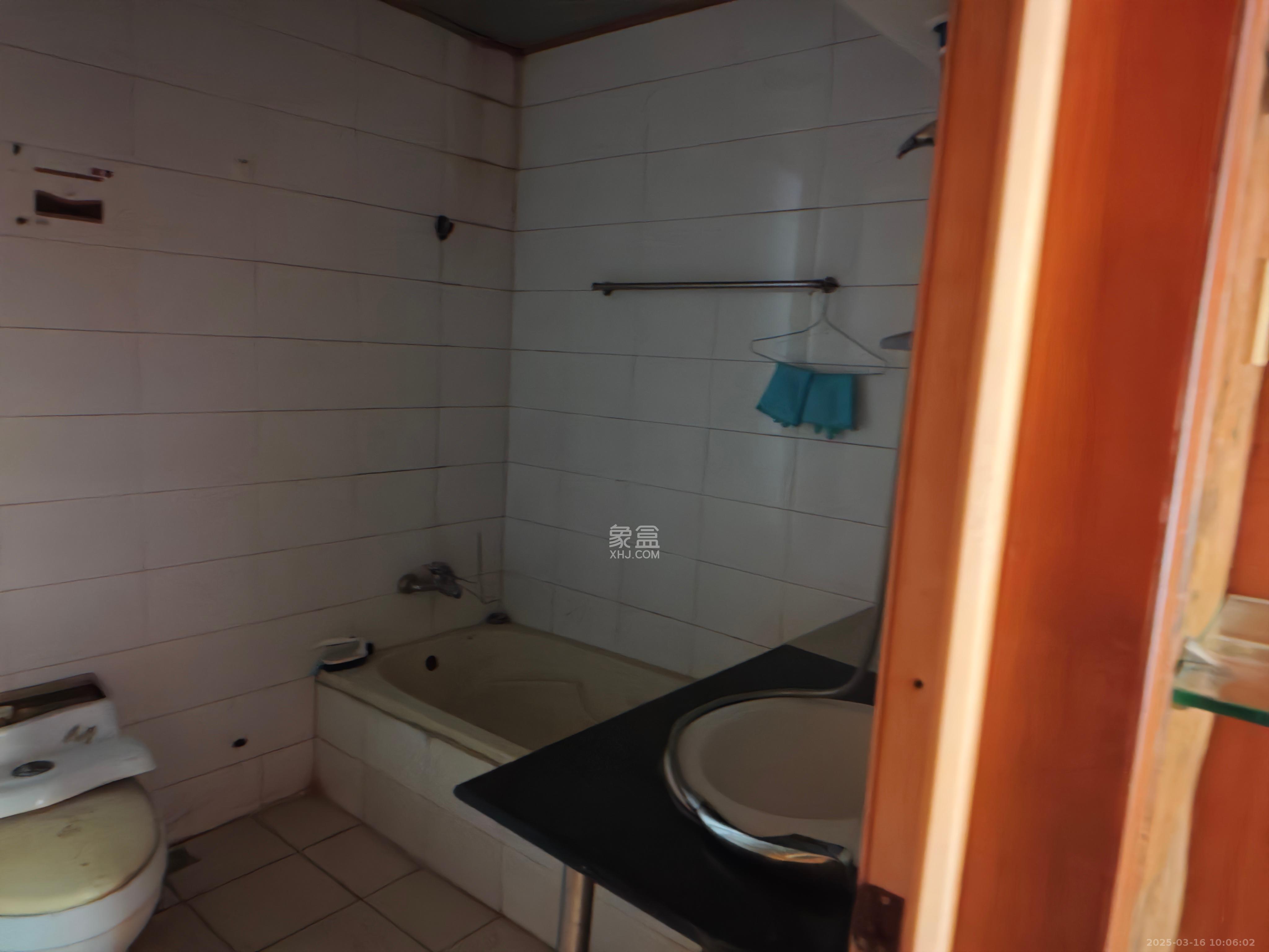 四季阳光花城  4室2厅2卫    4500.0元/月室内图