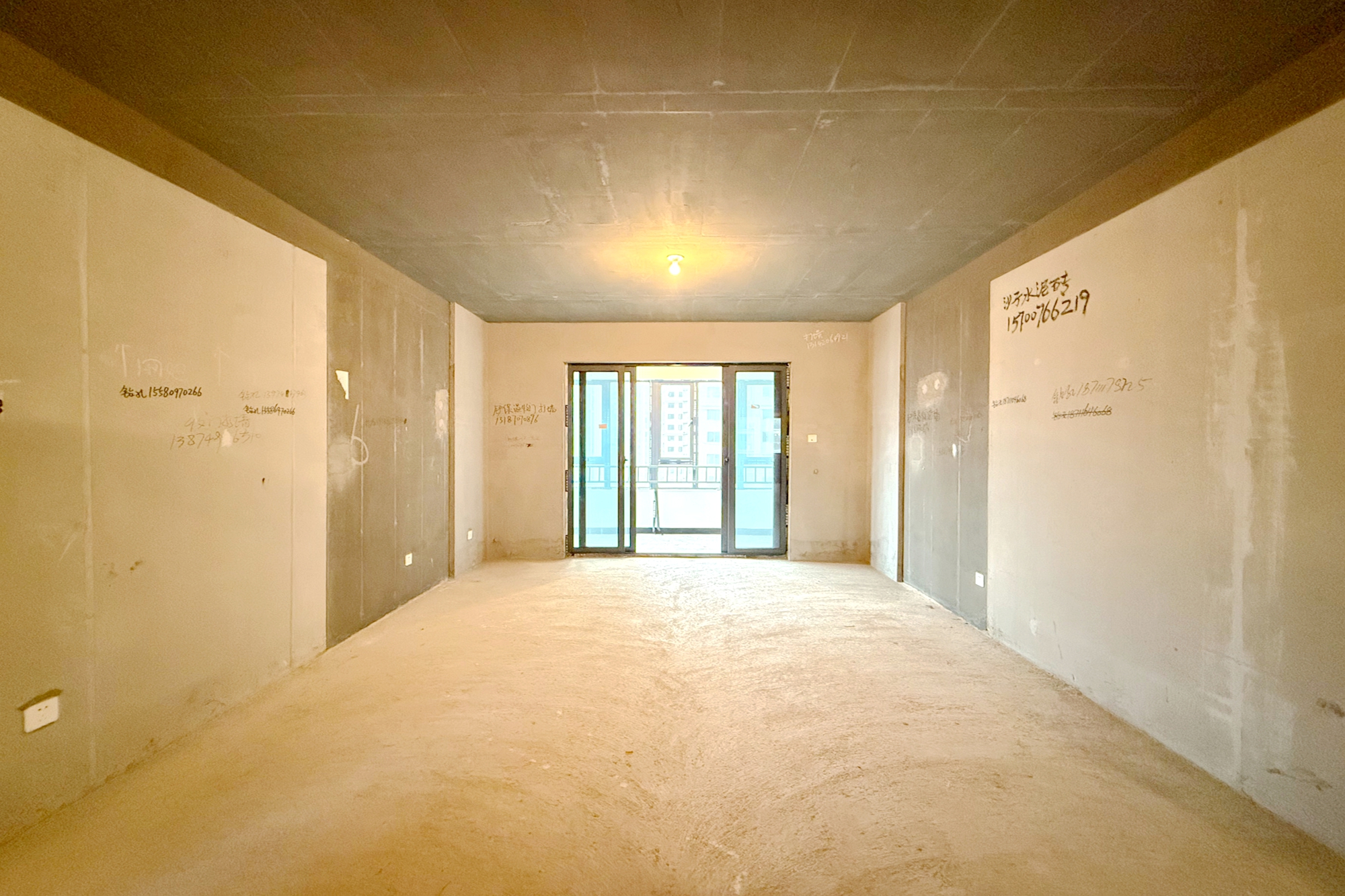 澳海月亮湾  4室2厅2卫    95.0万 澳海月亮湾  4室2厅2卫    95.0万客厅