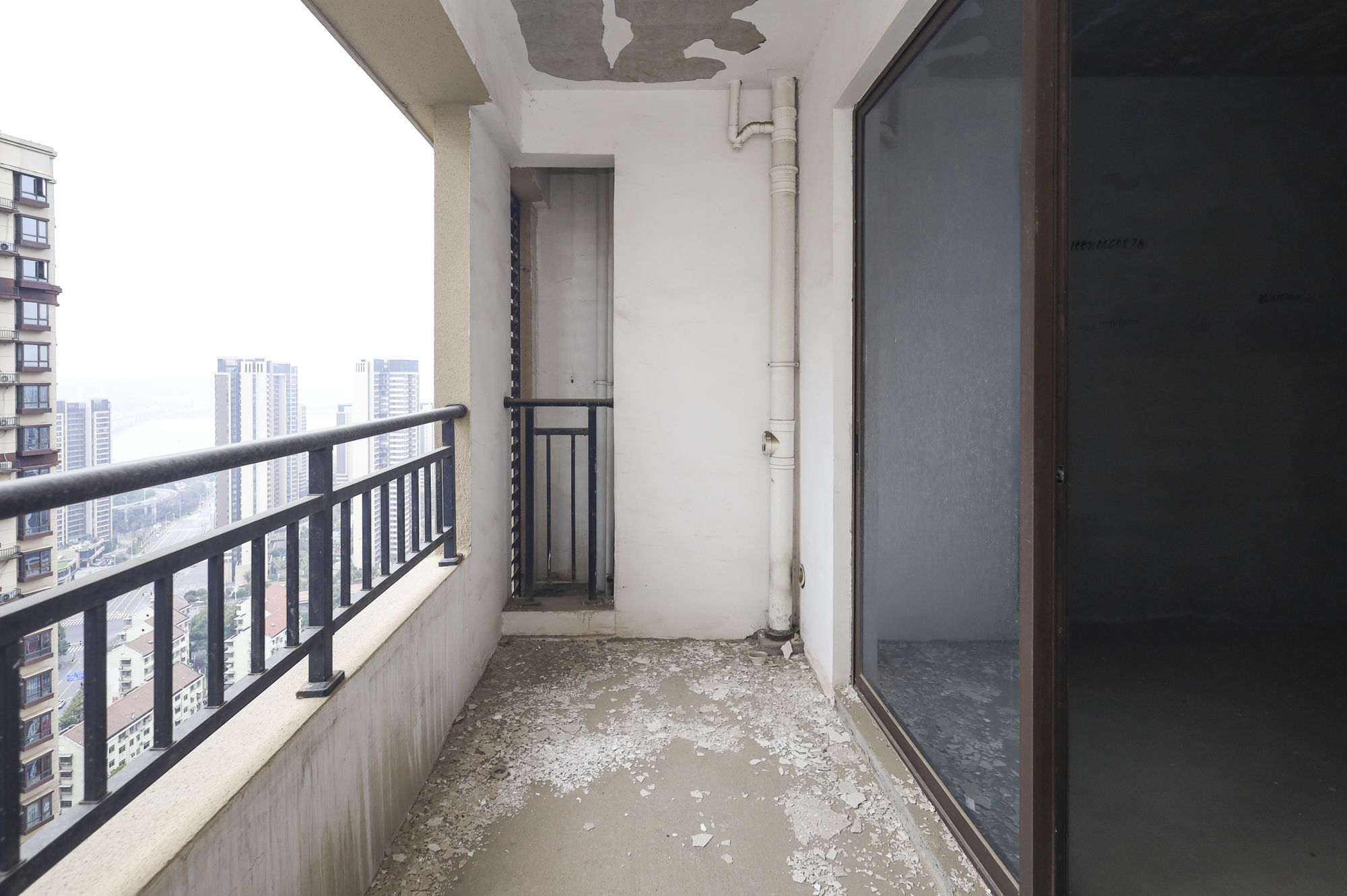 山语城三期 3室2厅2卫 81.5万 山语城三期 3室2厅2卫 81.5万阳台