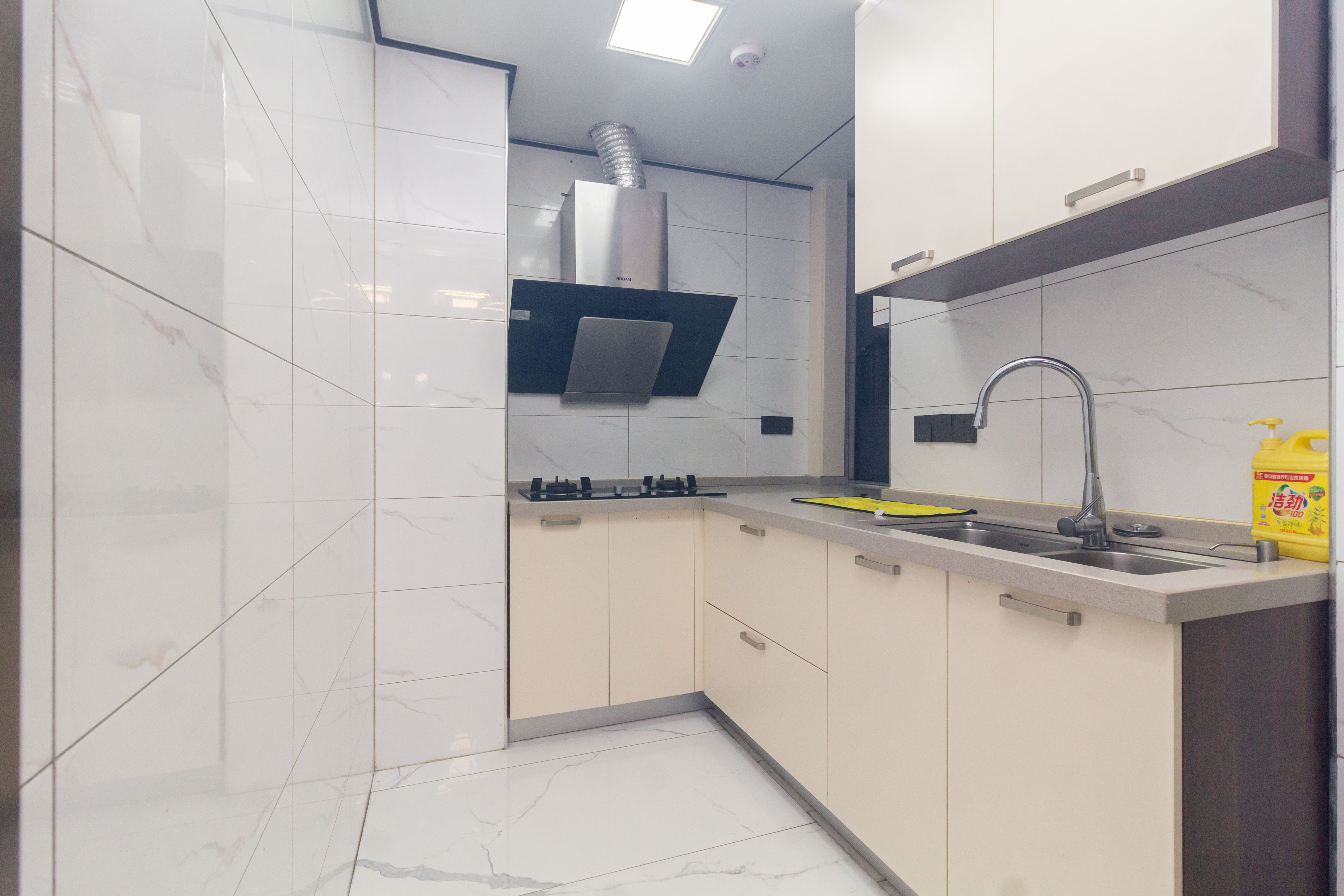 辉煌国际城二期  3室2厅1卫    105.0万 辉煌国际城二期  3室2厅1卫    105.0万厨房