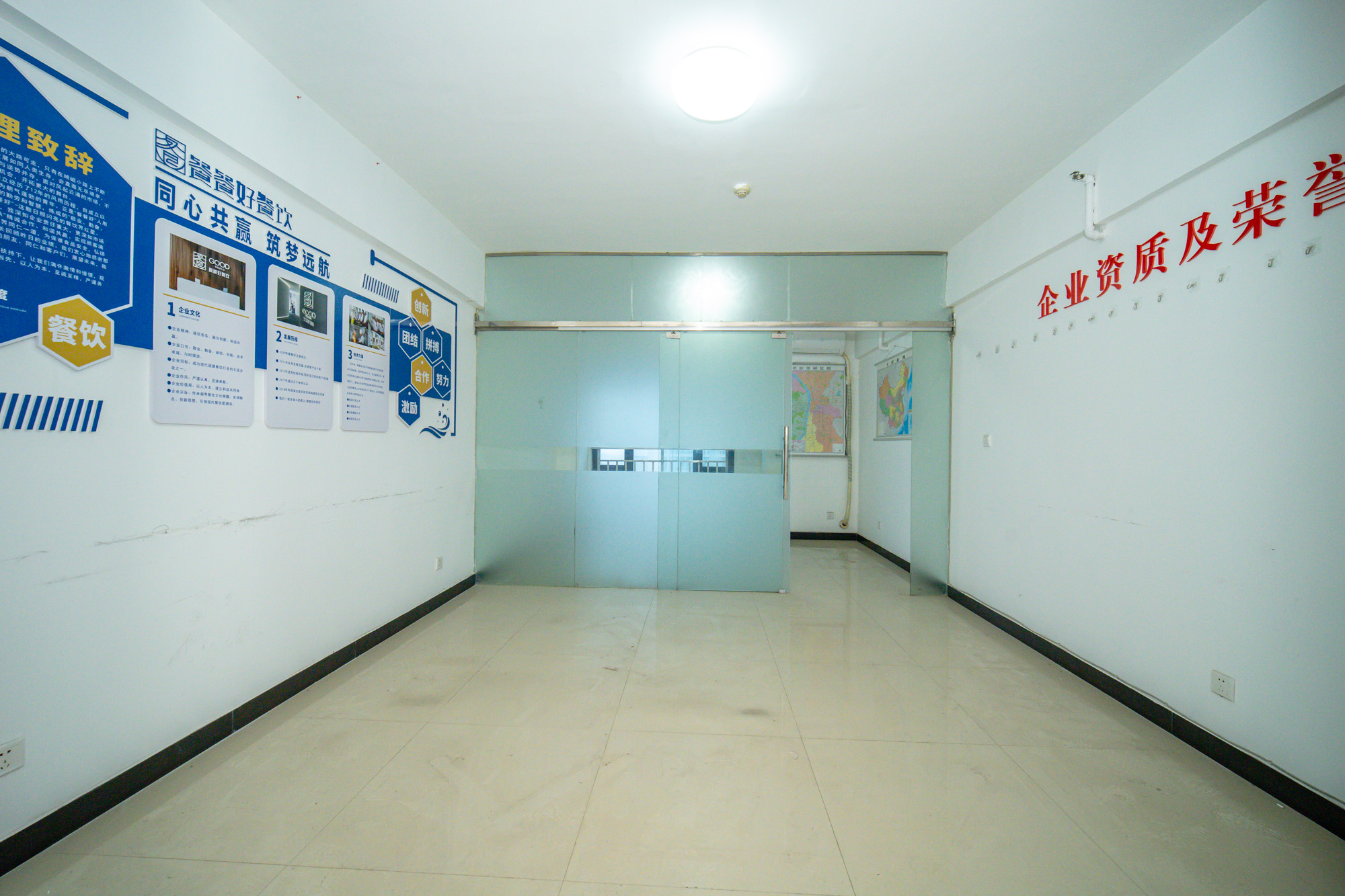 星大峰汇商务楼 1室1厅1卫 29.0万 星大峰汇商务楼 1室1厅1卫 29.0万客厅