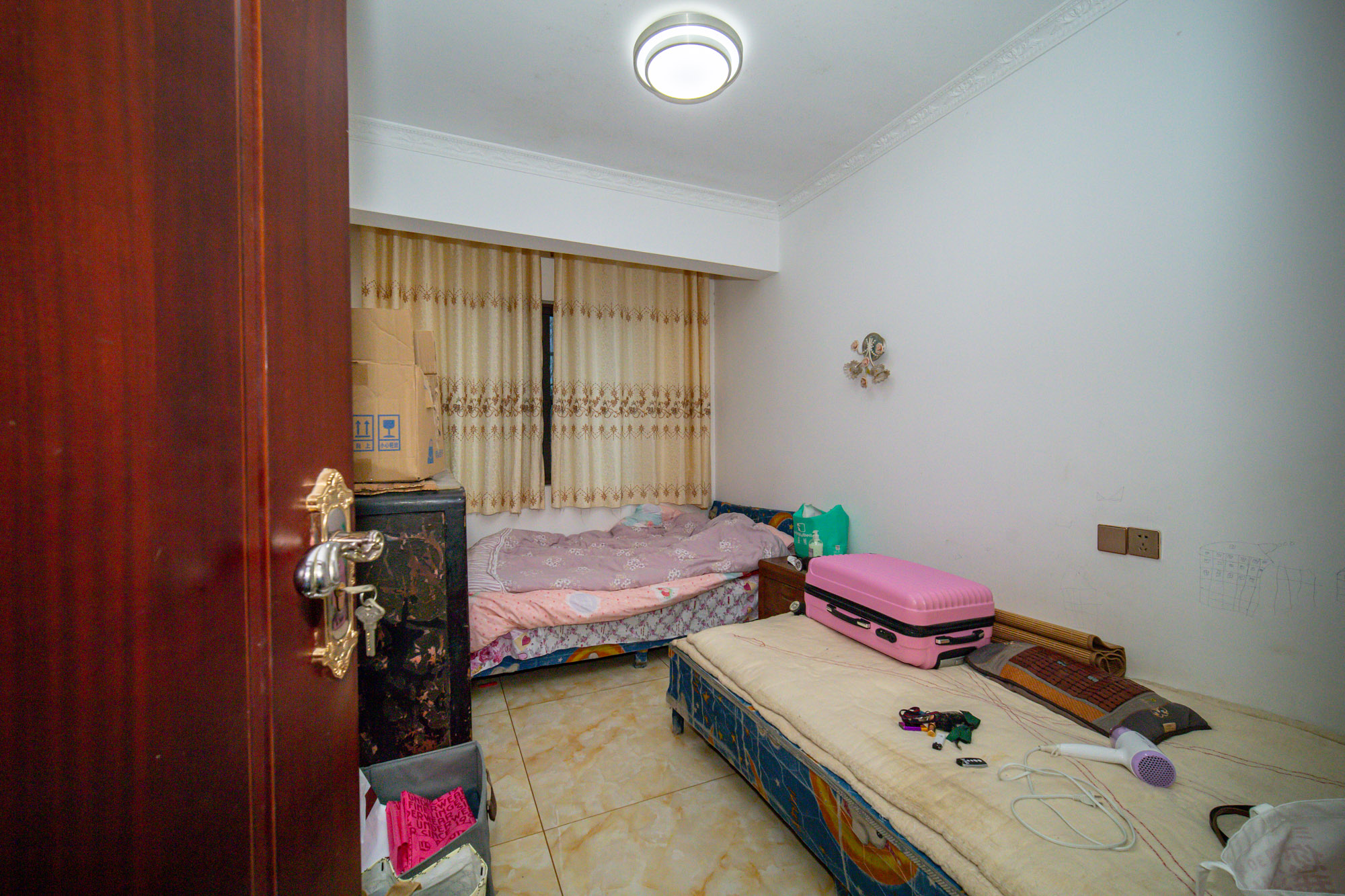 新长海广场 3室2厅2卫 63.8万 新长海广场 3室2厅2卫 63.8万卧室