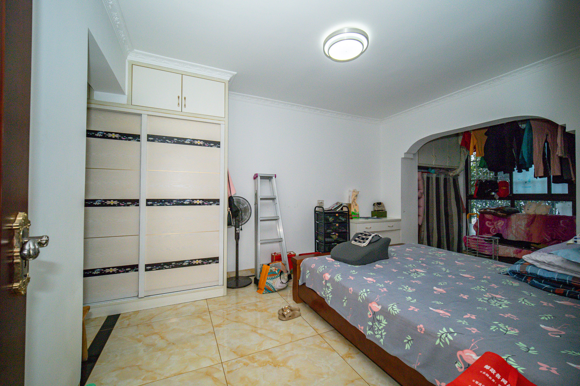 新长海广场 3室2厅2卫 63.8万 新长海广场 3室2厅2卫 63.8万卧室