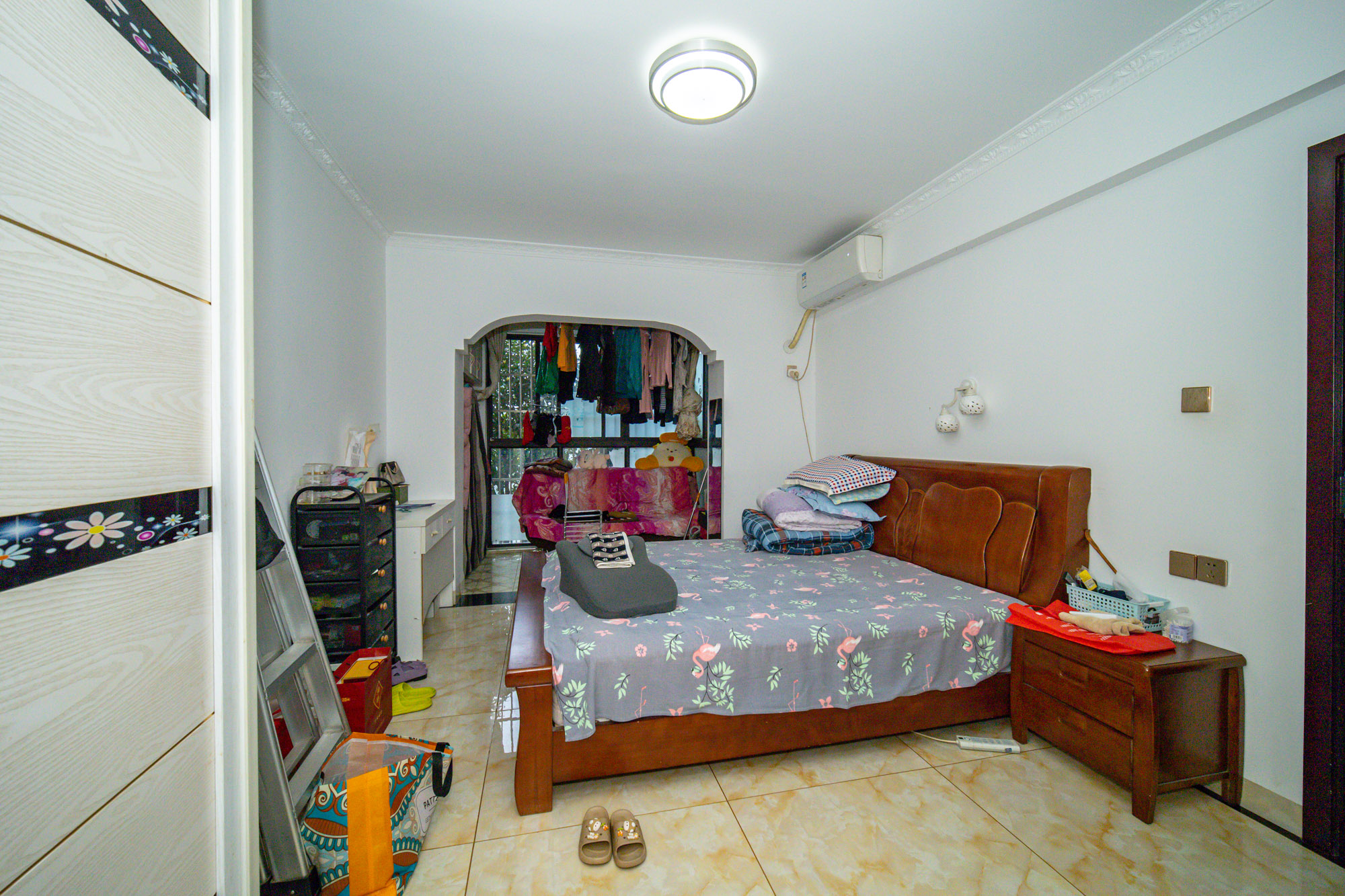 新长海广场 3室2厅2卫 63.8万 新长海广场 3室2厅2卫 63.8万卧室