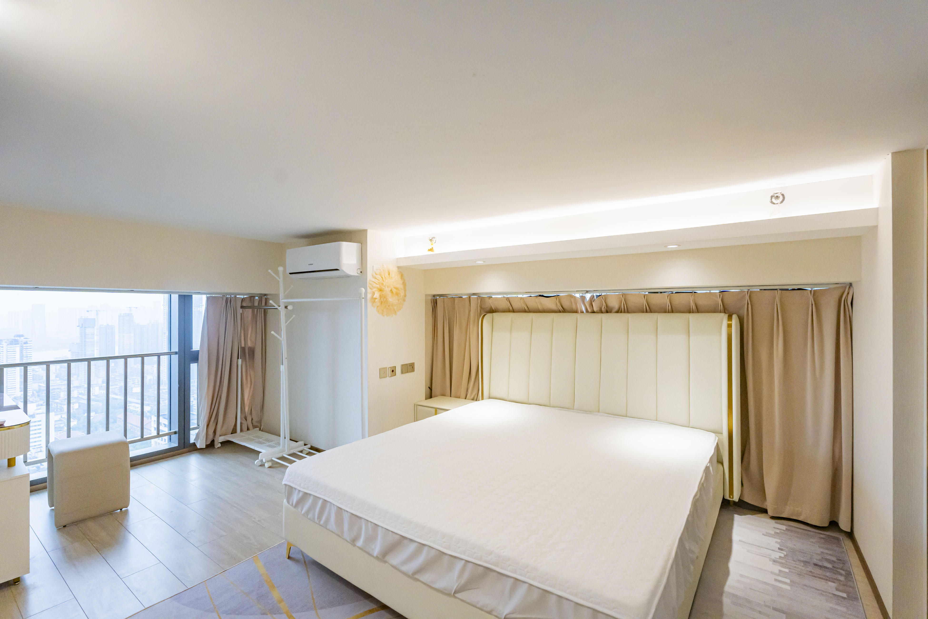 华远华时代  3室2厅2卫   160.00万卧室