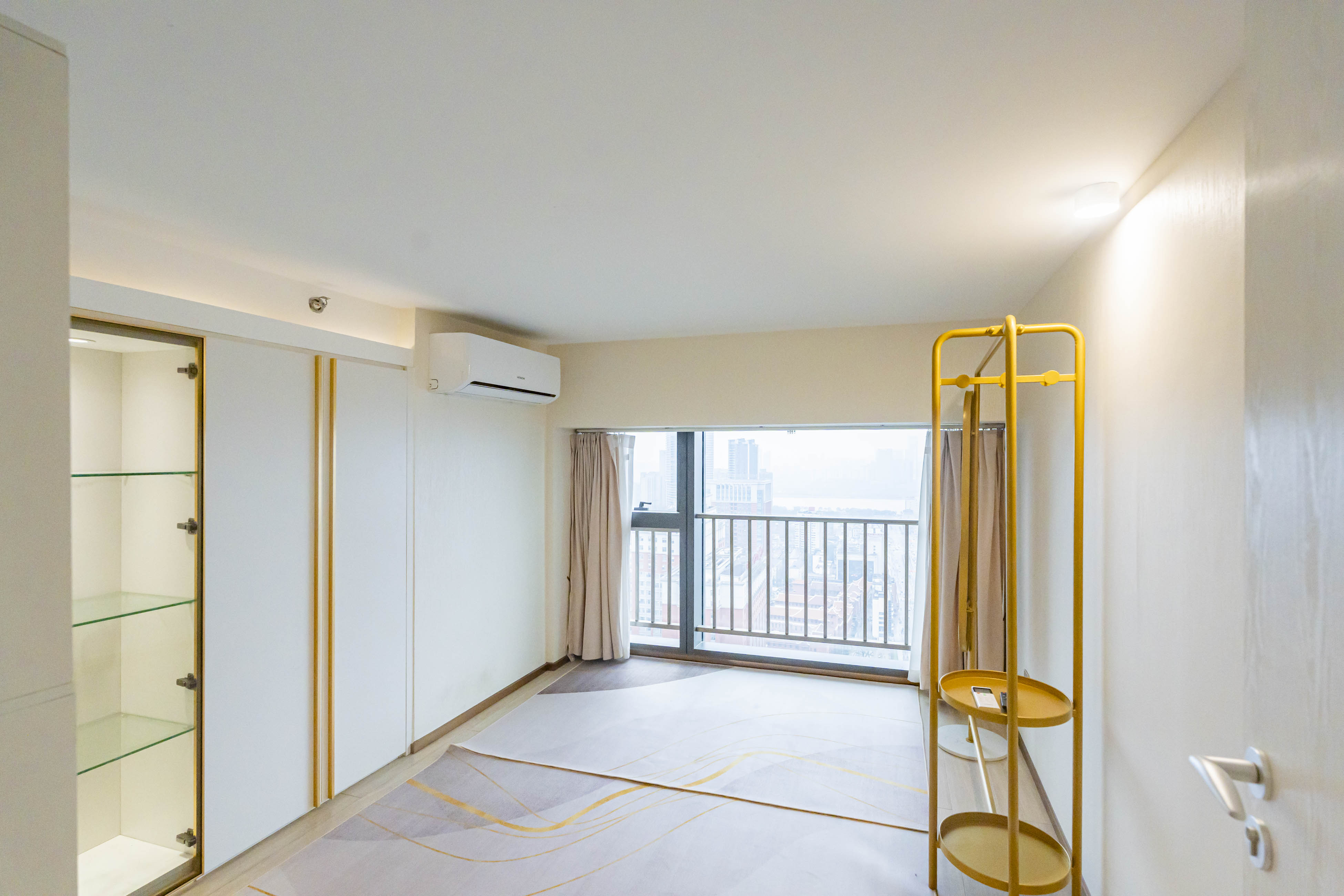 华远华时代  3室2厅2卫   160.00万卧室