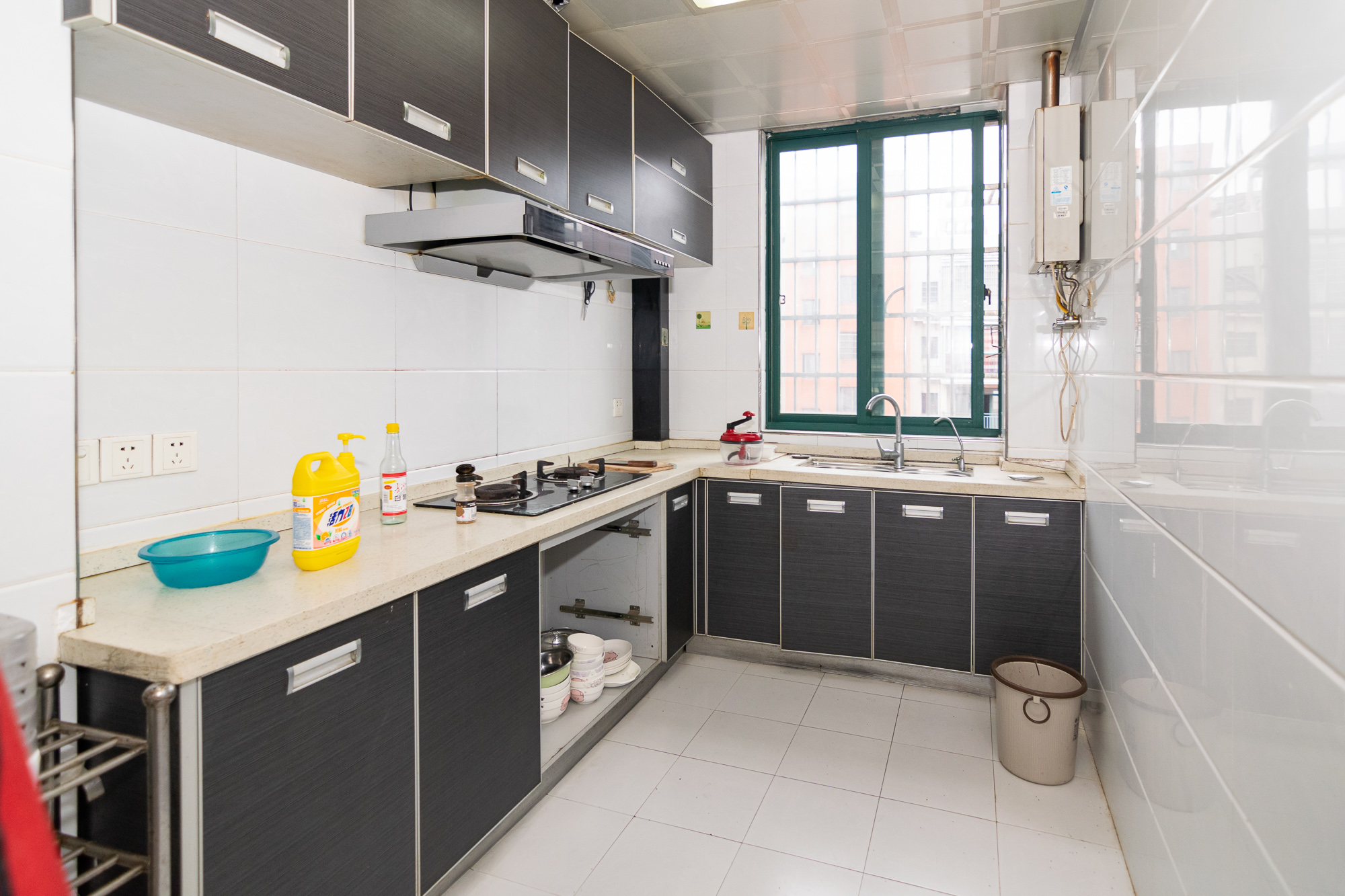 百合湖滨花园 4室2厅2卫 72.0万 百合湖滨花园 4室2厅2卫 72.0万厨房